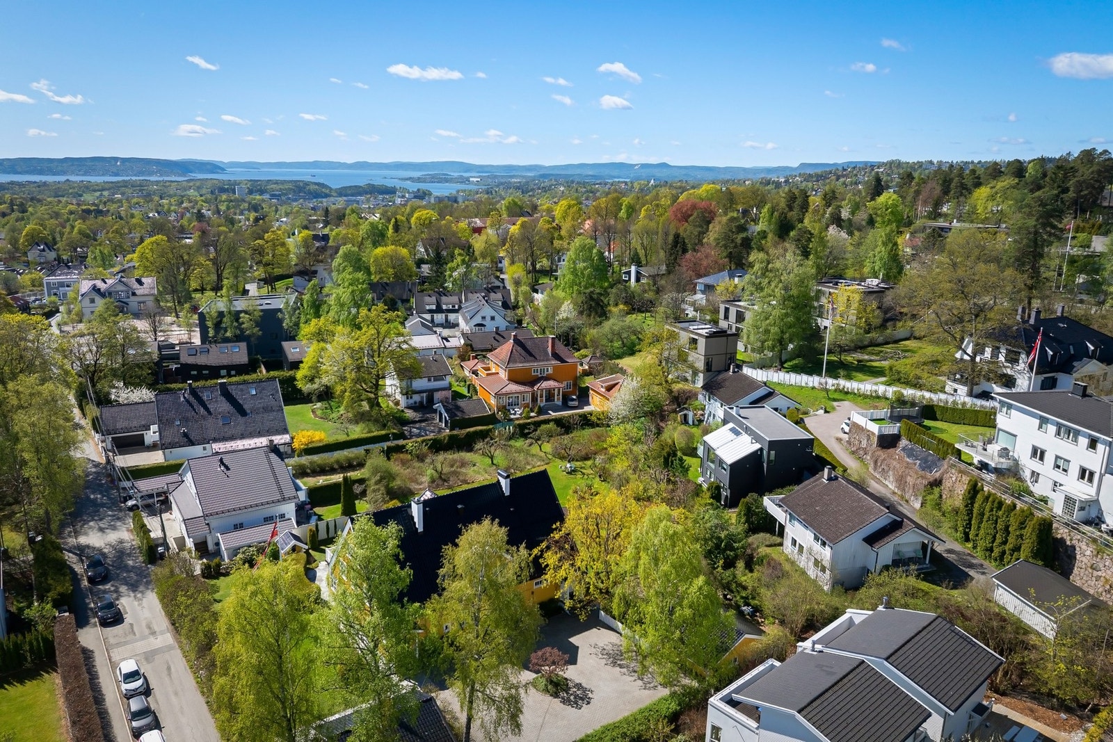 Dette er et område mange drømmer om å flytte til, og få ønsker å flytte fra; et trygt nabolag med vakre villaeiendommer, lite gjennomgangstrafikk og en behagelig nærhet til både byen, marka og lokale servicetilbud. Galleribilde
