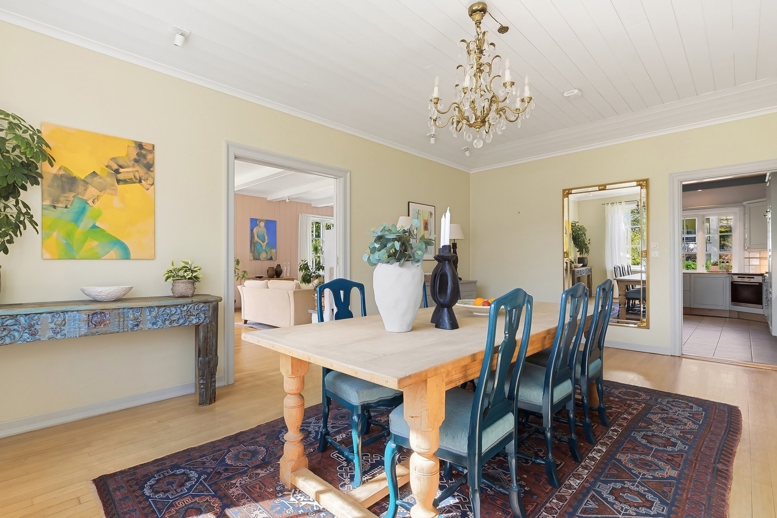 Spisestuen ligger elegant tilknyttet både hovedstue og spisekjøkkenet, og har god plass til større sammenkomster. Galleribilde