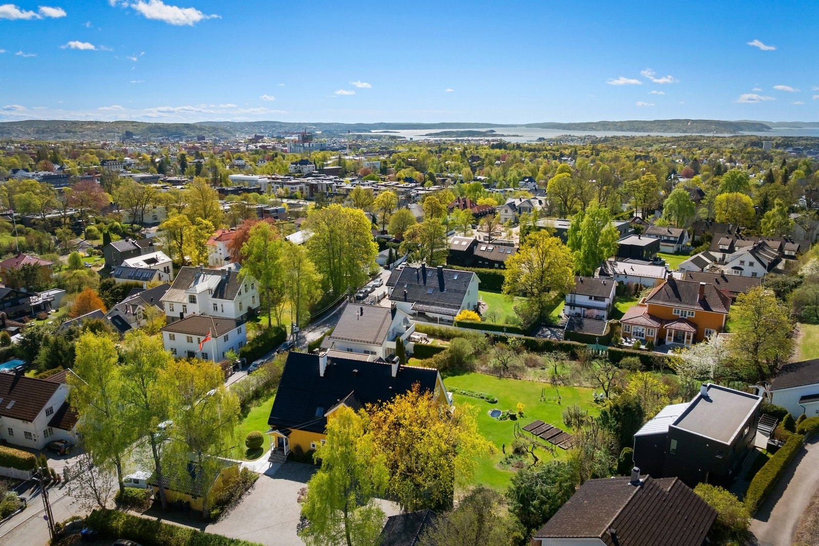 Det er kort gange til Vinderen barneskole og Ris ungdomsskole, og i starten av Ekelyveien ligger Holmenveien barnehage. Galleribilde