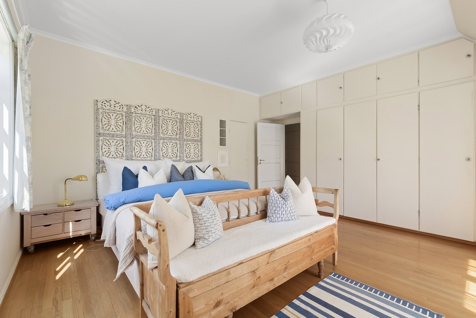 Hovedsoverommet er spesielt romslig og har en behagelig hotellfølelse med god plass til både stor seng og garderobeløsninger. Galleribilde