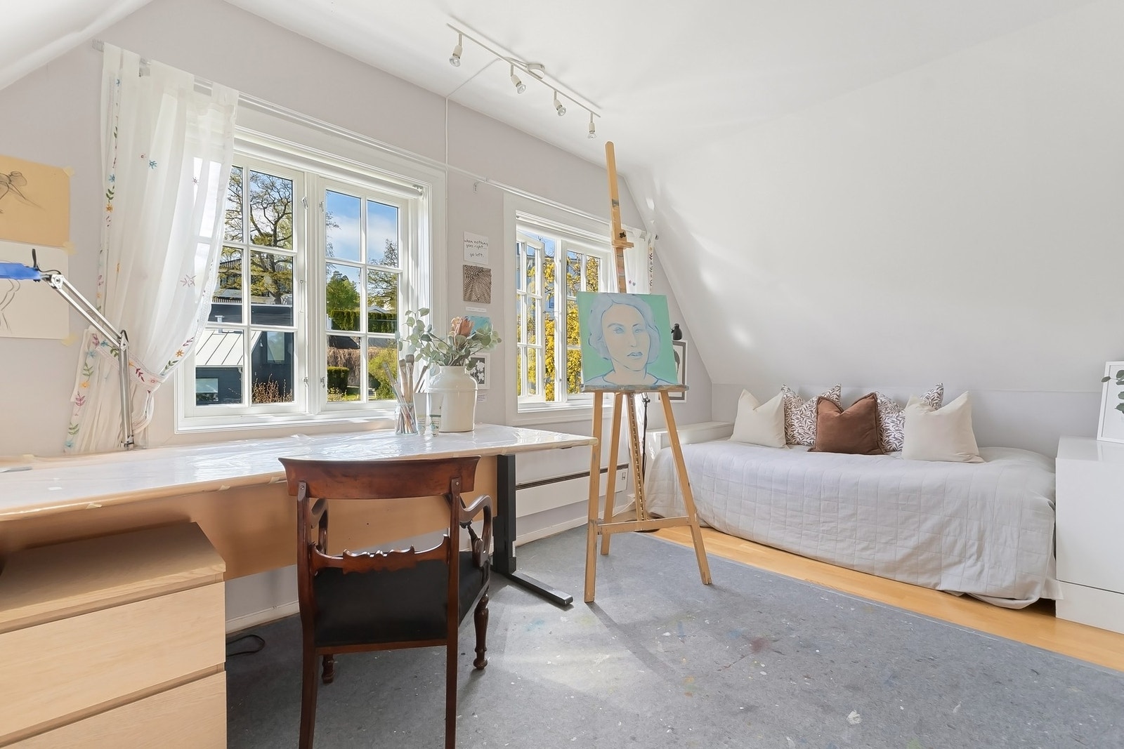 Loftet har to innredede rom i tillegg til baderom, vi gjør oppmerksom på at etasjen ikke er bruksendret. Galleribilde