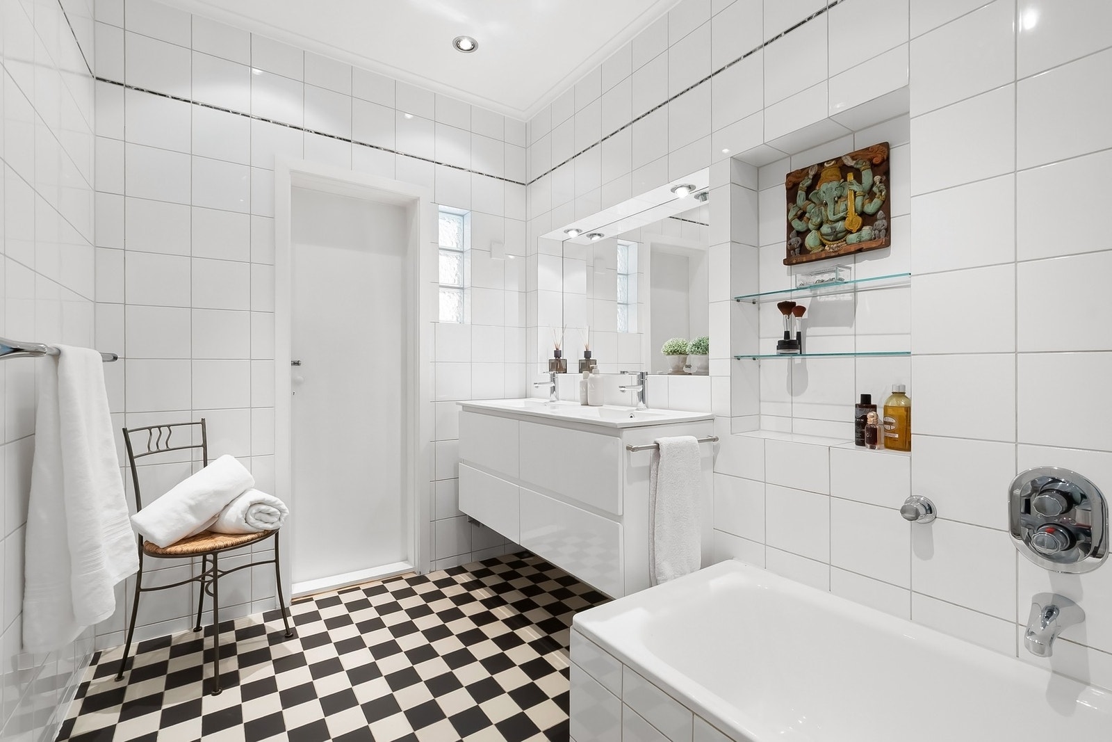 Badet er innredet for velvære med et innfliset badekar, og er ellers av god størrelse. Galleribilde
