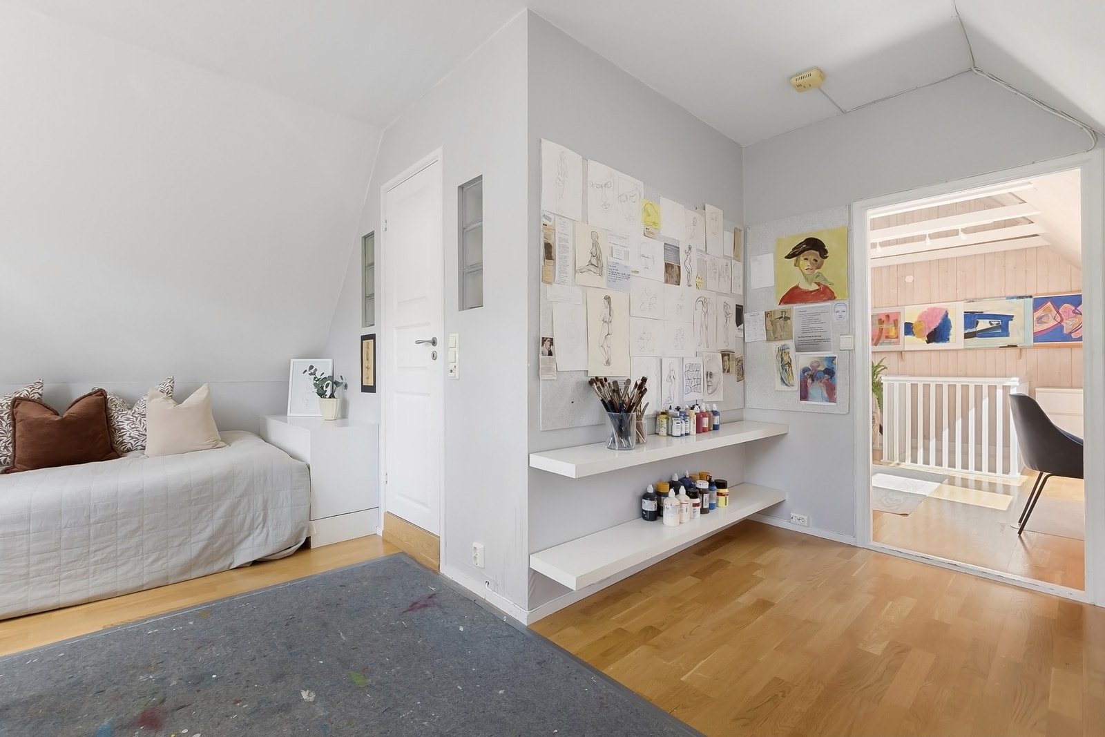 Gjennomgående eikeparkett i denne etasjen. Galleribilde