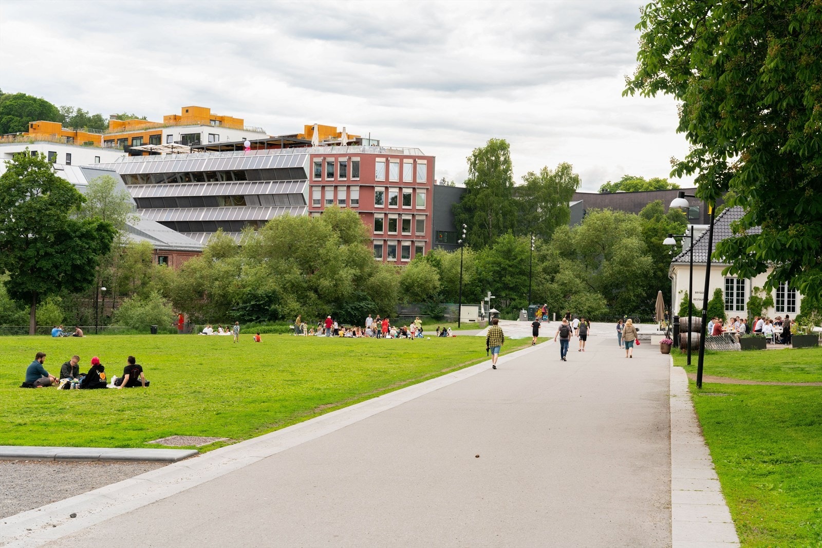 Rett utenfor døren ligger Nedre Foss park, et populært samlingspunkt for rekreasjon og avslapning. Galleribilde