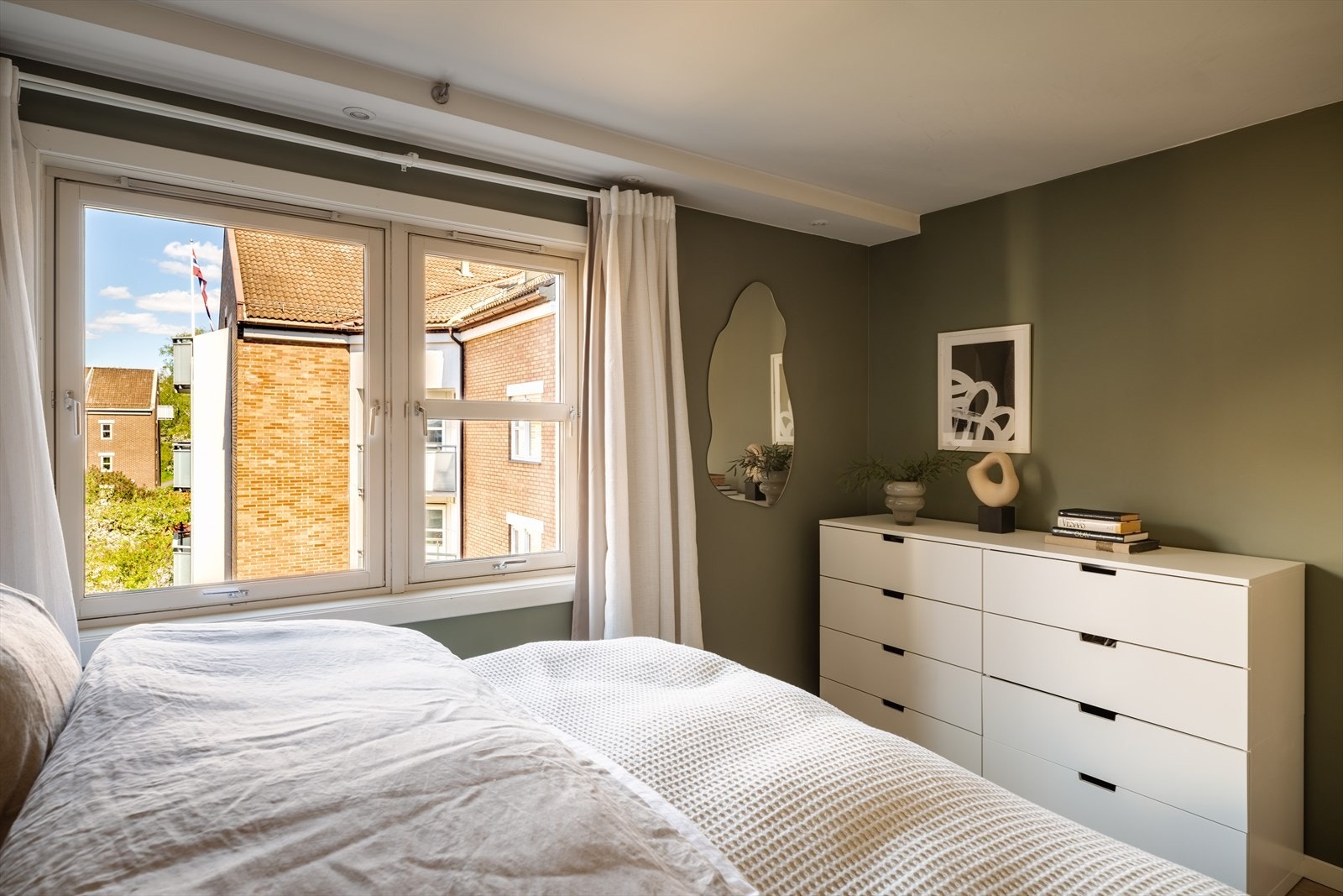 Rommet har plass til dobbeltseng, nattbord og garderobeløsning. Galleribilde
