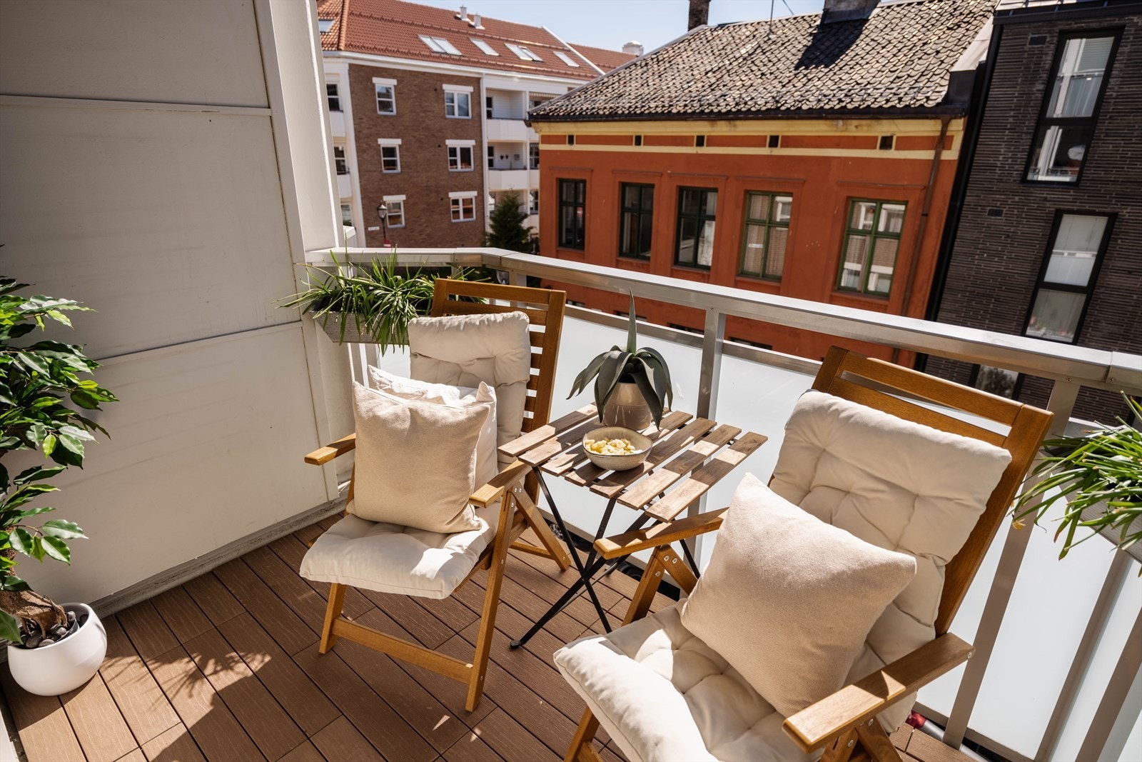 Leiligheten har en sydvendt og solrik balkong på ca. 4,5 m² med plass til en hyggelig sittegruppe. Galleribilde