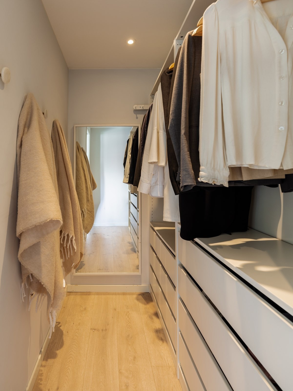 Walk-in-closet har god plass til både klær og sko. Galleribilde