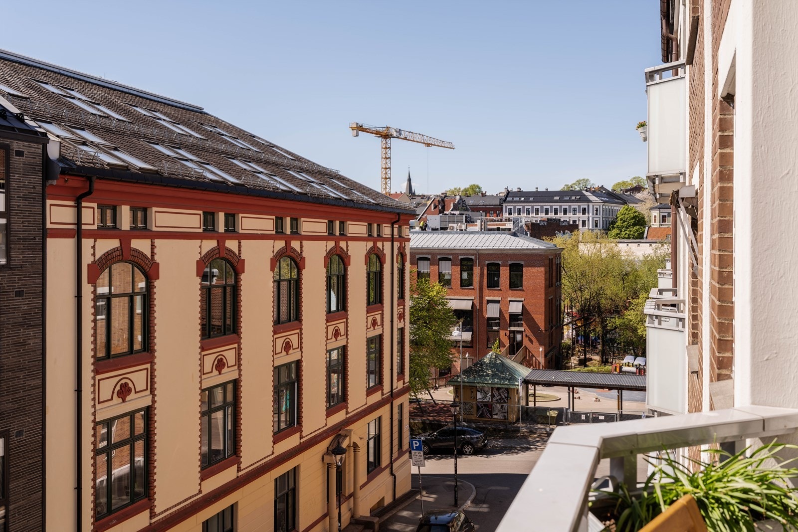 Fra leiligheten ser man ned mot Akerselva og de grønne områdene i Nedre Foss park. Galleribilde