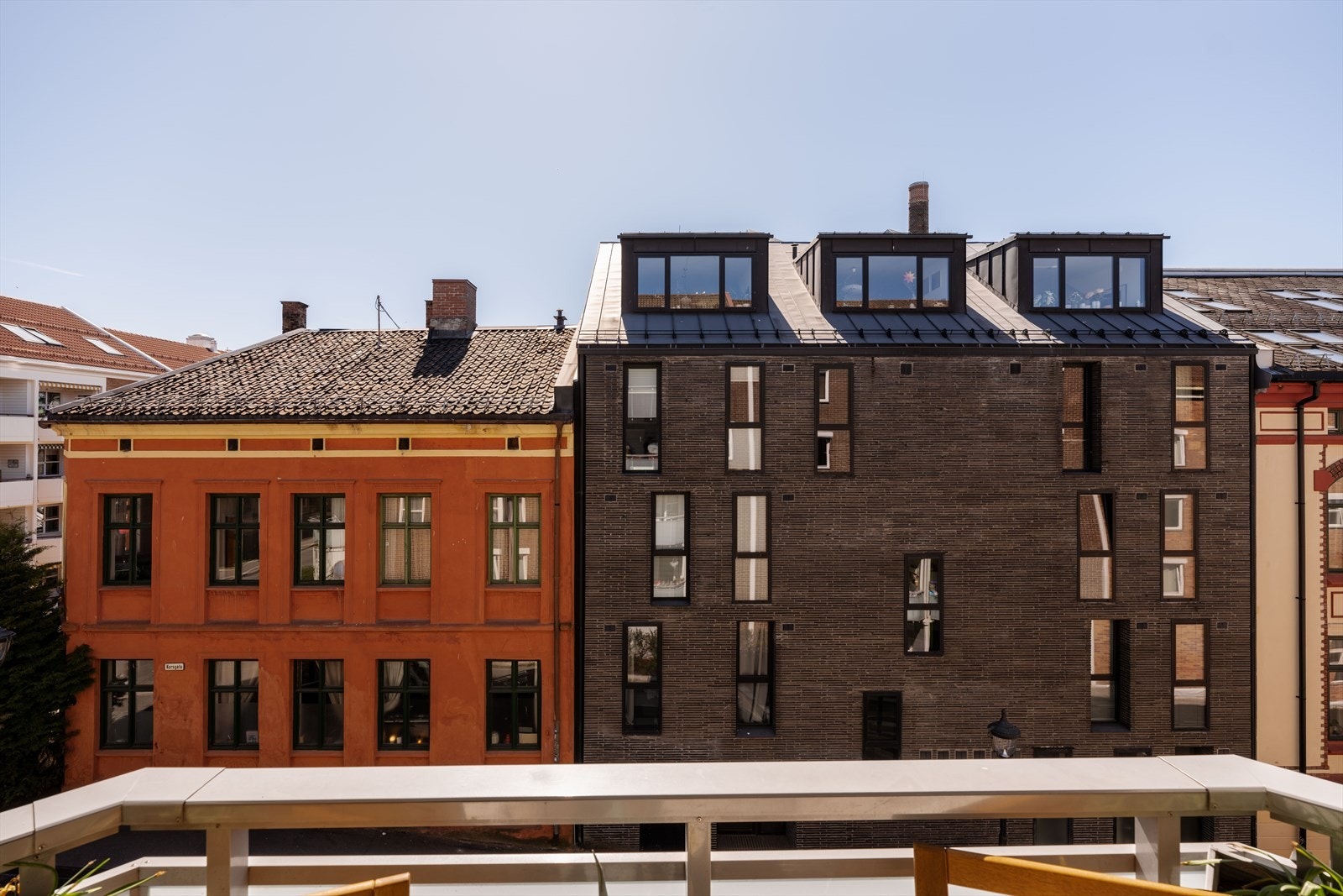 Utsyn mot en blanding av klassisk og moderne bygårdsarkitektur som preger Grünerløkka. Galleribilde