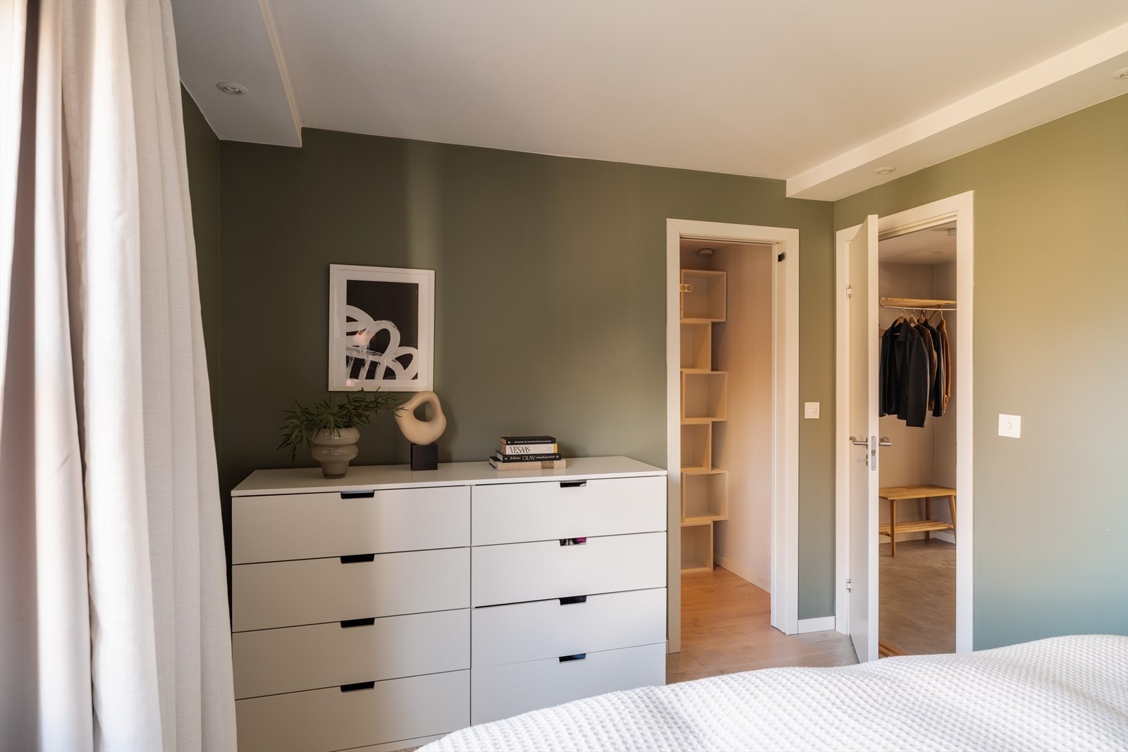 Direkte adkomst fra soverommet til et praktisk walk-in-closet. Galleribilde