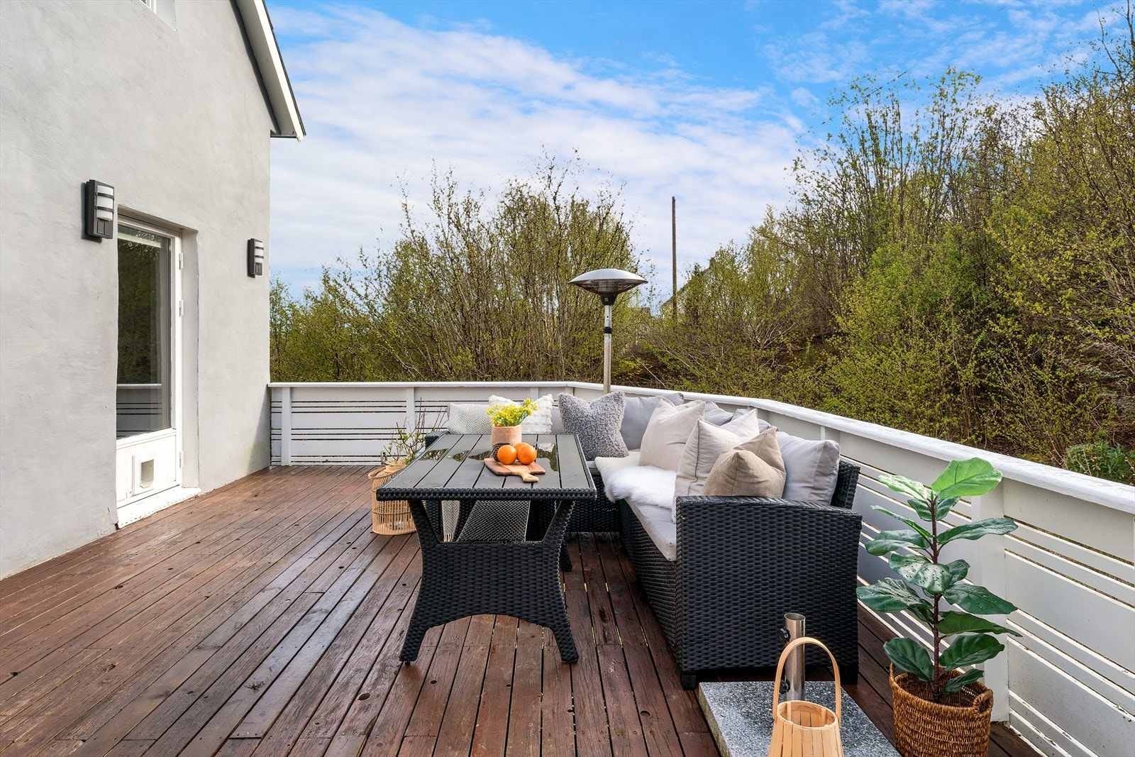 - I tillegg får du en romslig terrasse på 35m² - En lun uteplass med god plass til både spisegruppe og loungeområde - Galleribilde