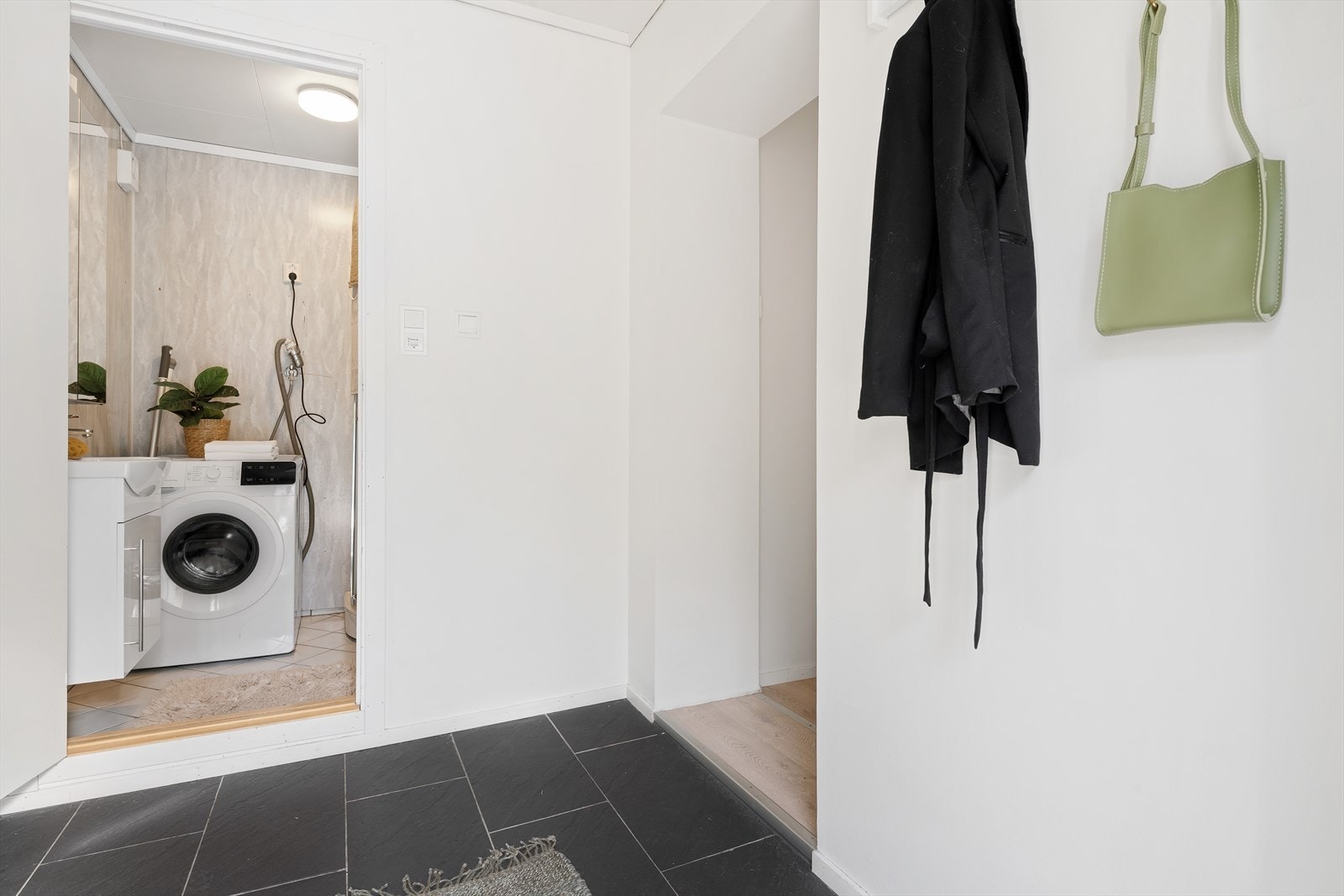 - Videre ut separat fliselagt entré på 3,9m² hvor du har mulighet til å henge fra deg yttertøy - Galleribilde
