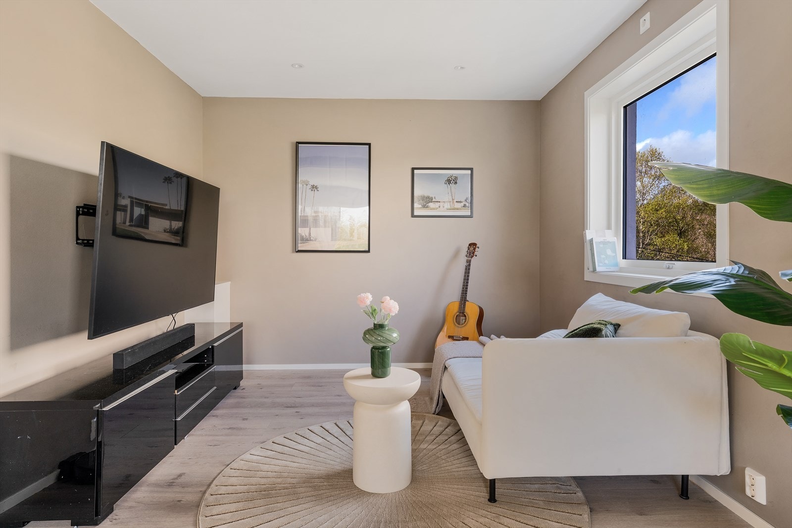 - Stuen holder en lekker og moderne standard med moderne fargevalg, downlights i himling og slitesterk laminat på gulv - Galleribilde