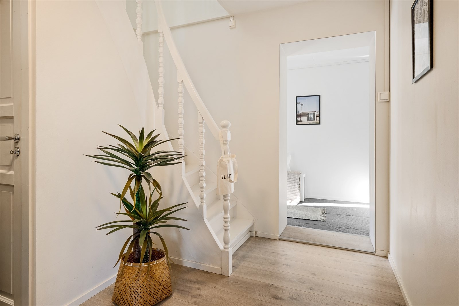 - Vi beveger oss ned igjen i hovedetasjen og gangen på 8,8m² - Galleribilde