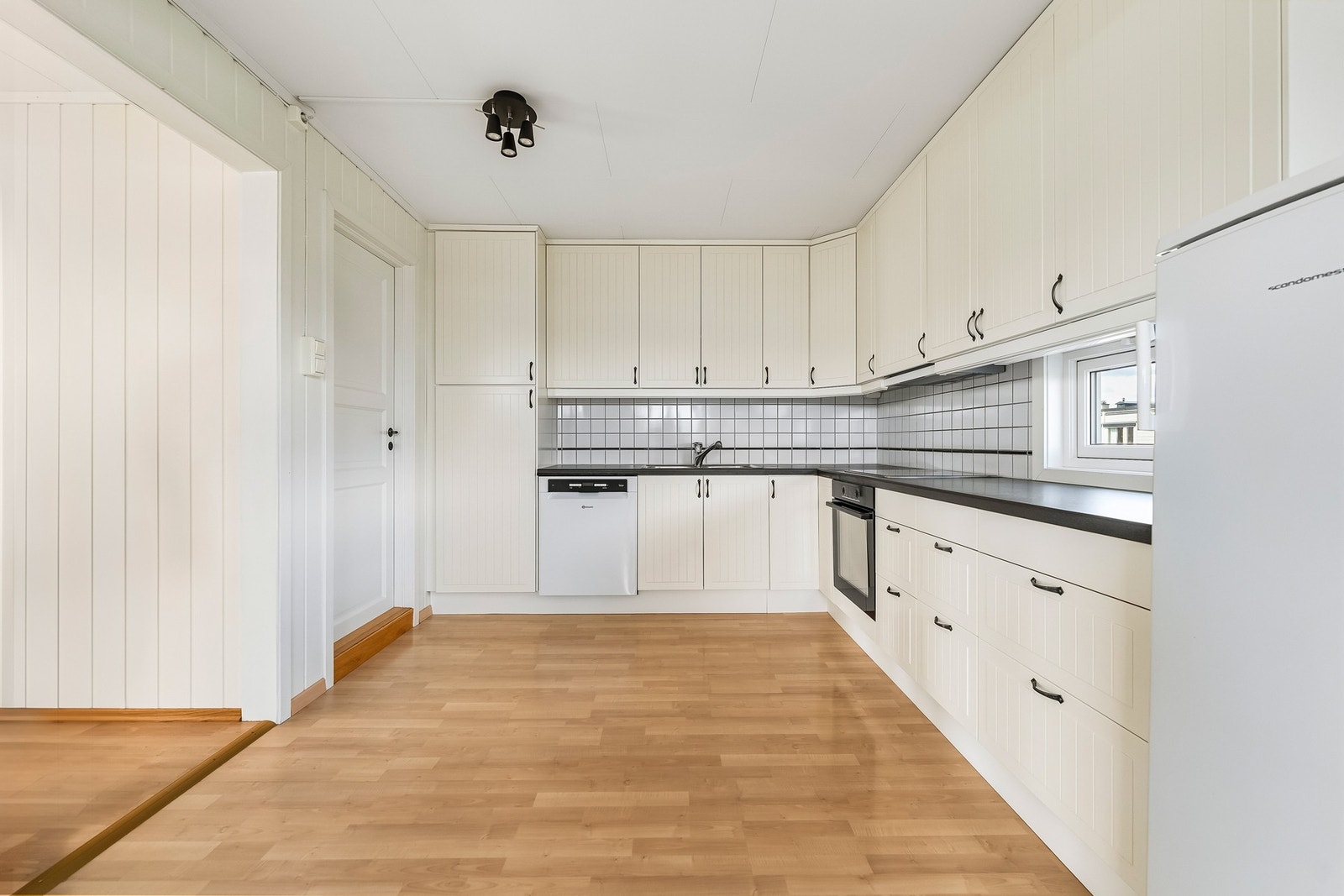Kjøkkeninnredningen består av profilerte fronter med over- og underskap, samt laminat benkeplate. Galleribilde
