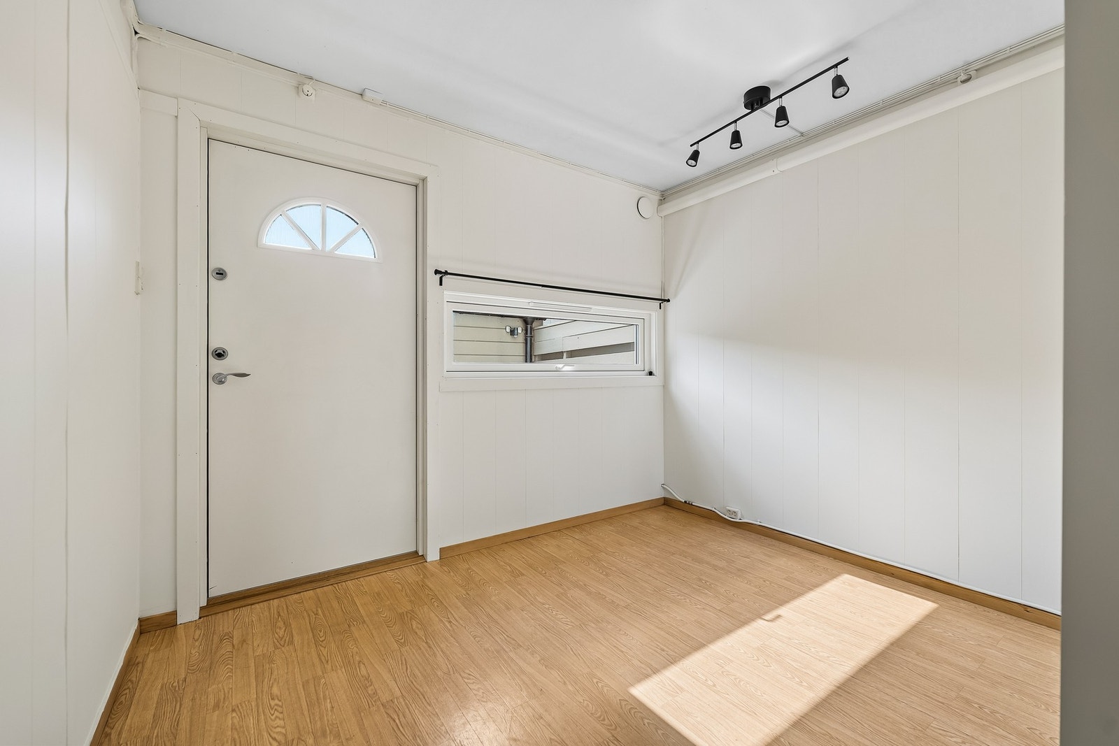 Boligen ønskes velkommen via en praktisk entré med god plass til yttertøy og sko. Galleribilde