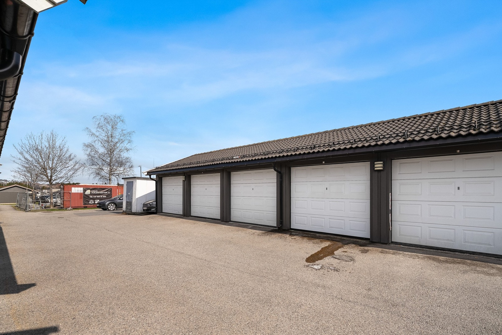 Boligen disponerer en fast garasjeplass i felles garasjerekke (nr. 147). Galleribilde