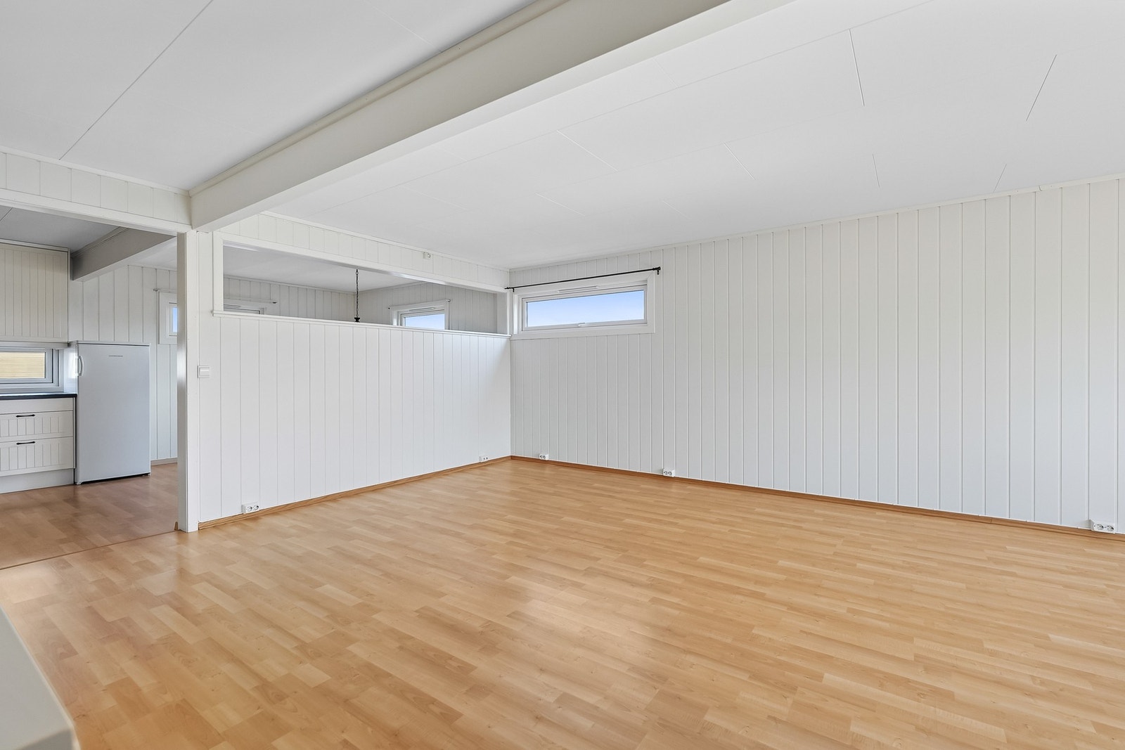 I stuen er det god plass til både sofaløsning med tilhørende møblement og spiseplass. Galleribilde