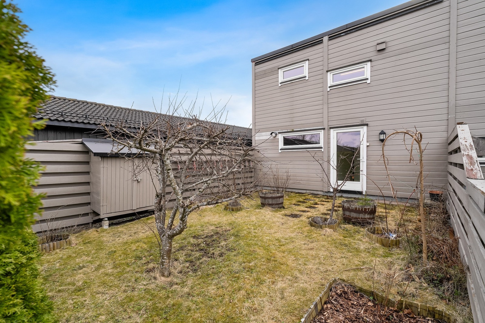 Boligen disponerer naturlig del av uteområde på hver side av boligen. Galleribilde