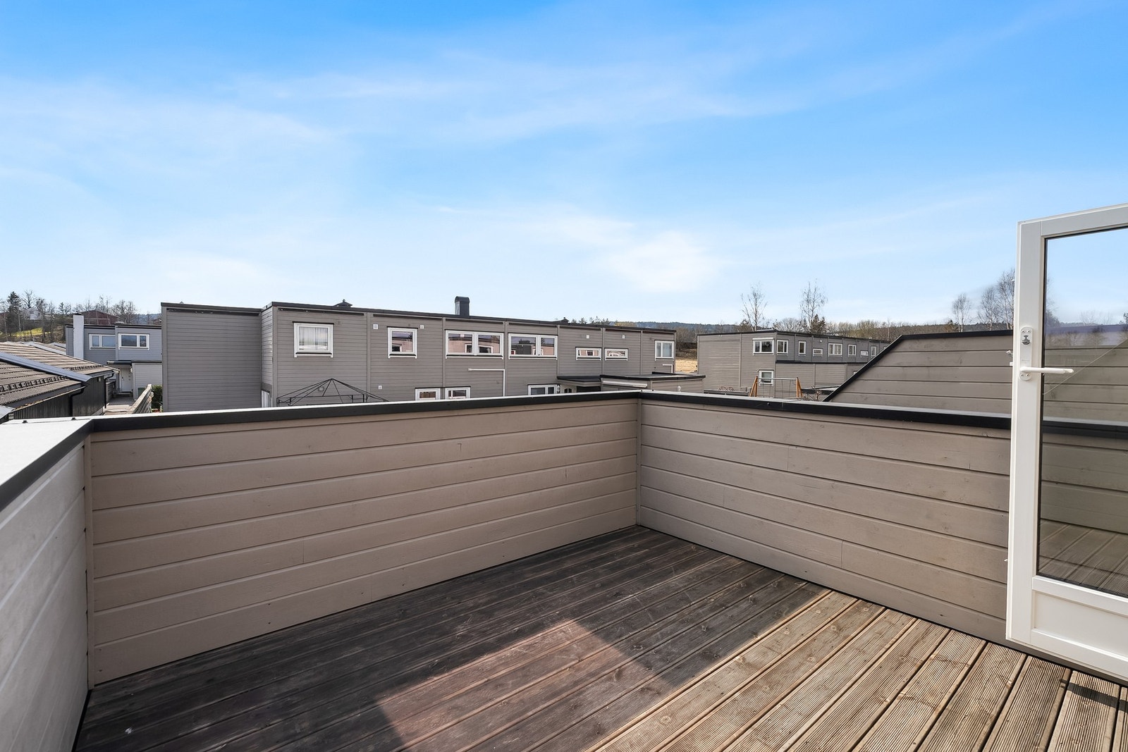 Fra stuen i 2. etasje er det utgang til en sydvendt balkong på ca. 9 kvm med plass til utemøbler etter ønske. Galleribilde