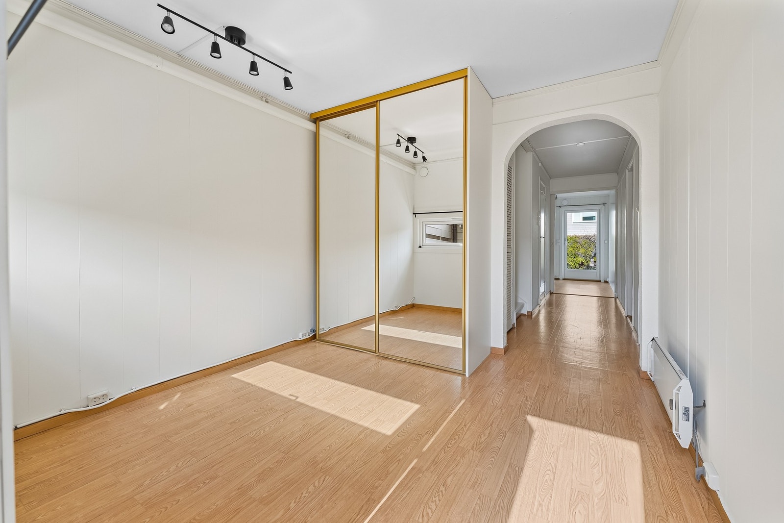 Entréen gir et ryddig førsteinntrykk og har en naturlig tilknytning til boligens øvrige rom. Galleribilde
