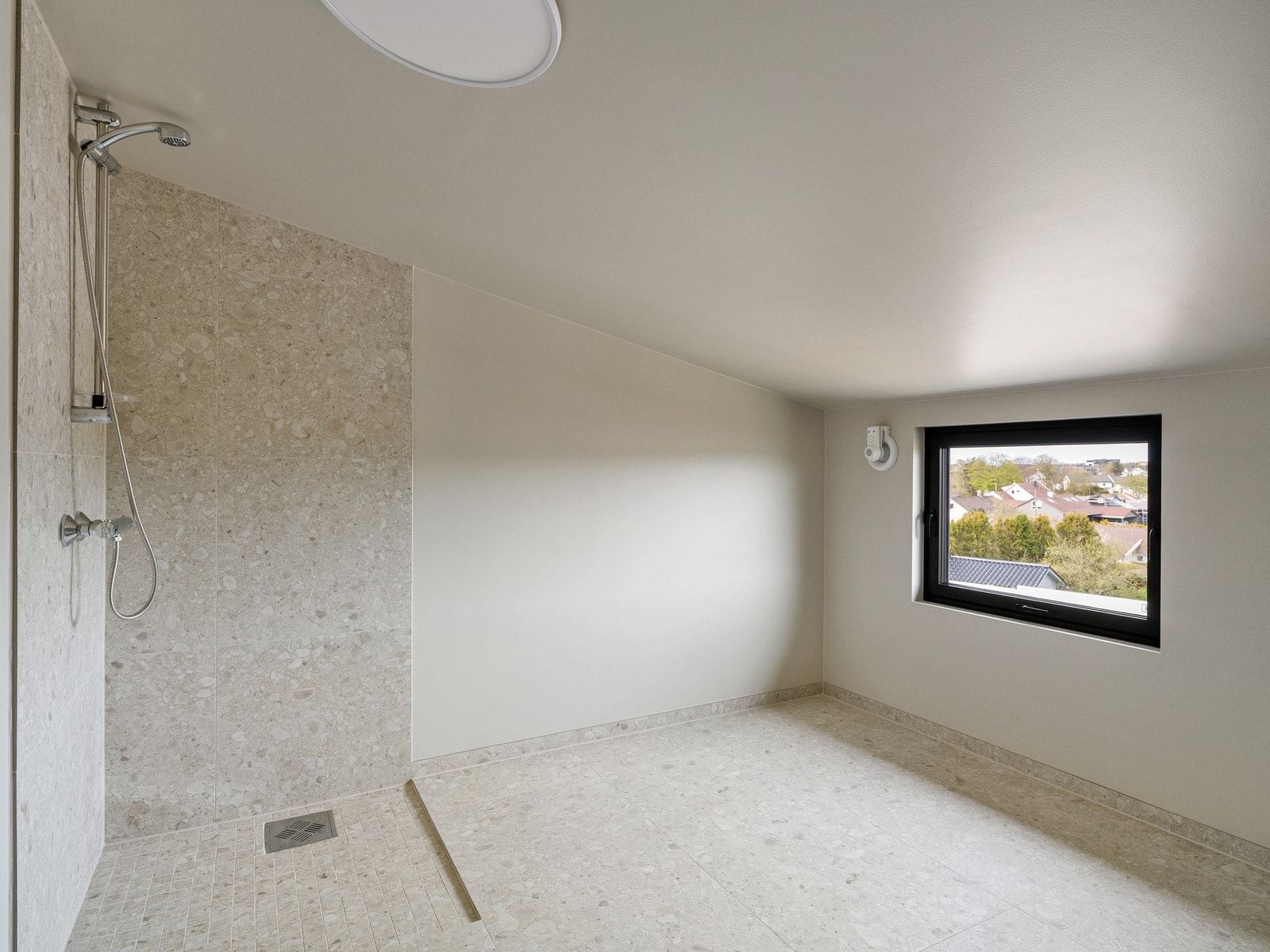 Badet på loftet holder samme moderne og helhetlige stil som badet i 1. etasje. Galleribilde
