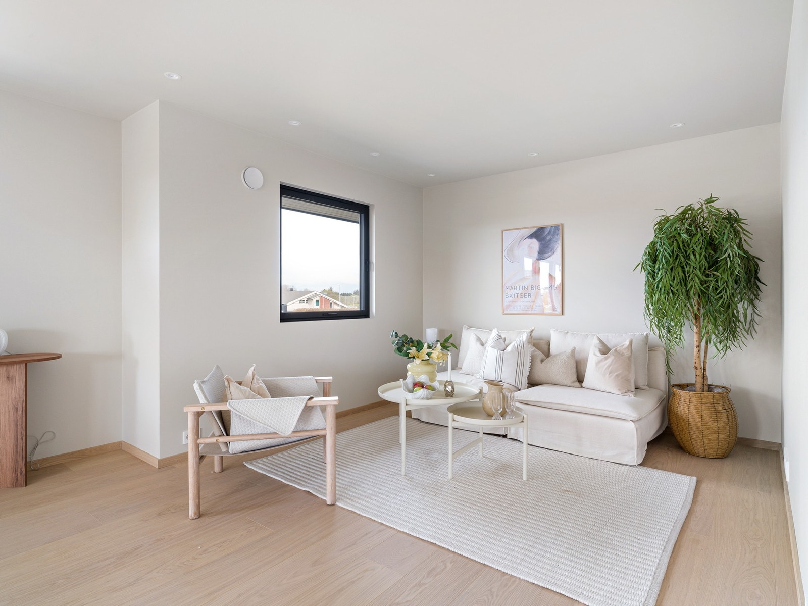 Rommet er i dag innredet med en hyggelig sittegruppe, sofagruppe og et spiseområde. Galleribilde
