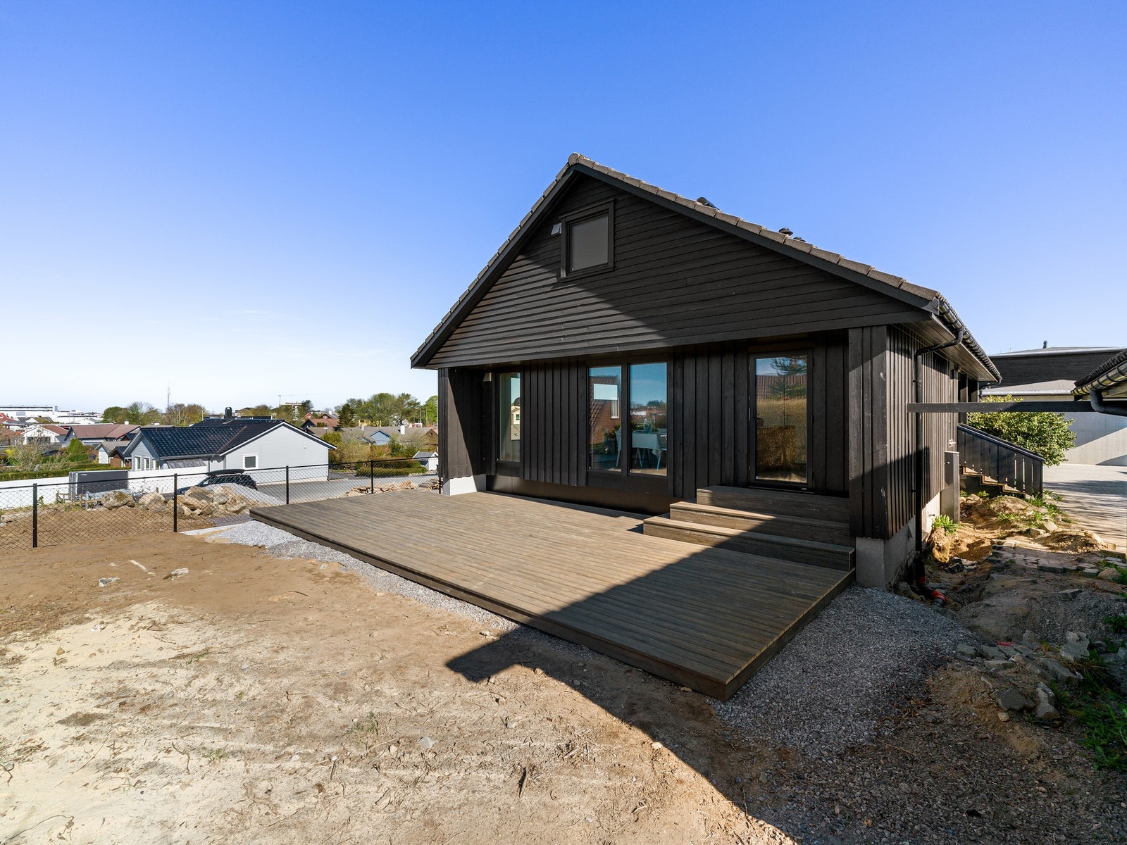 Fra stuen har man utgang til boligens uteområde. Galleribilde