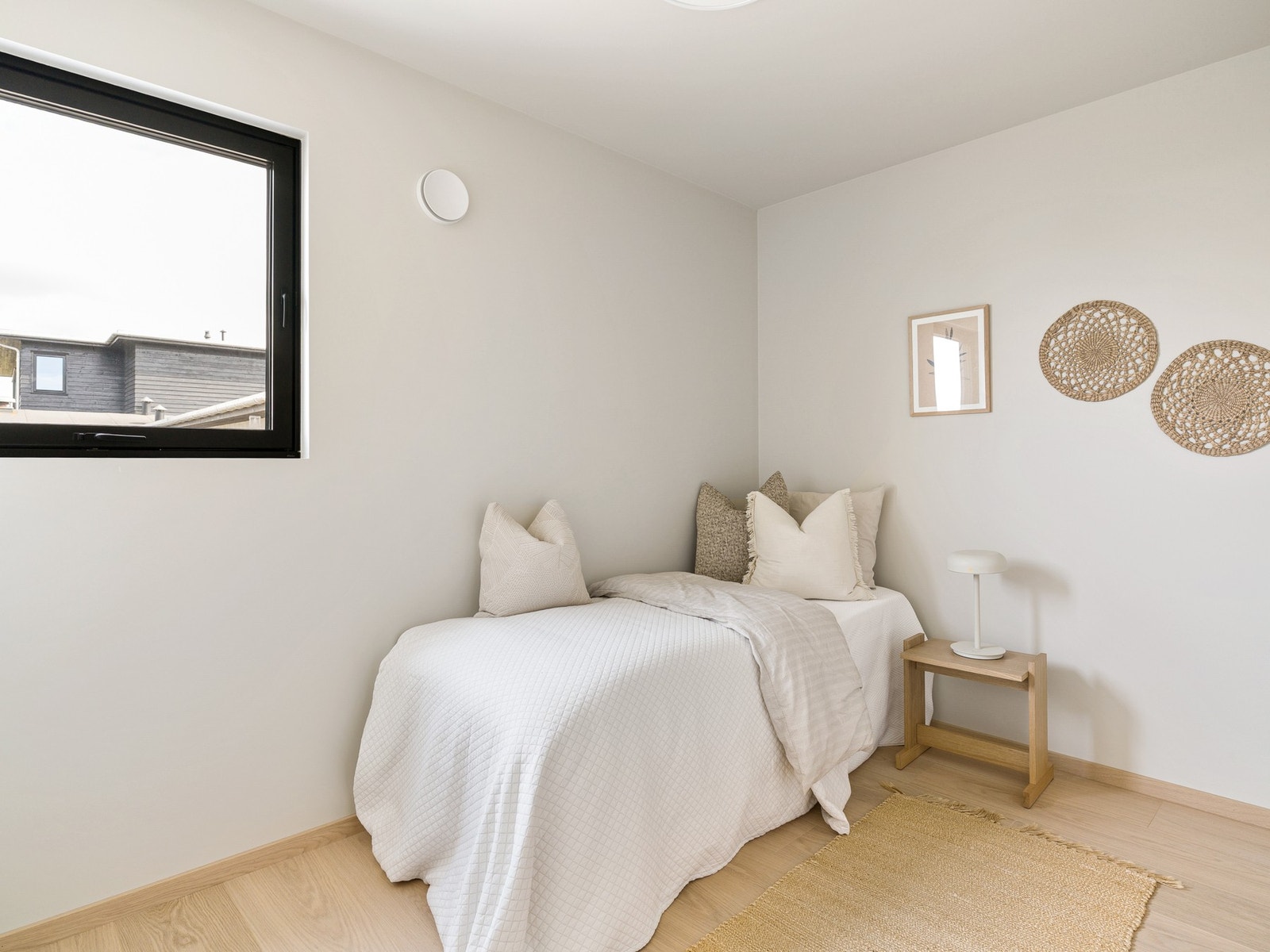 Soverommene i boligen er fordelt med fire på loftet, to i 1. etasje og ett i underetasjen. Galleribilde