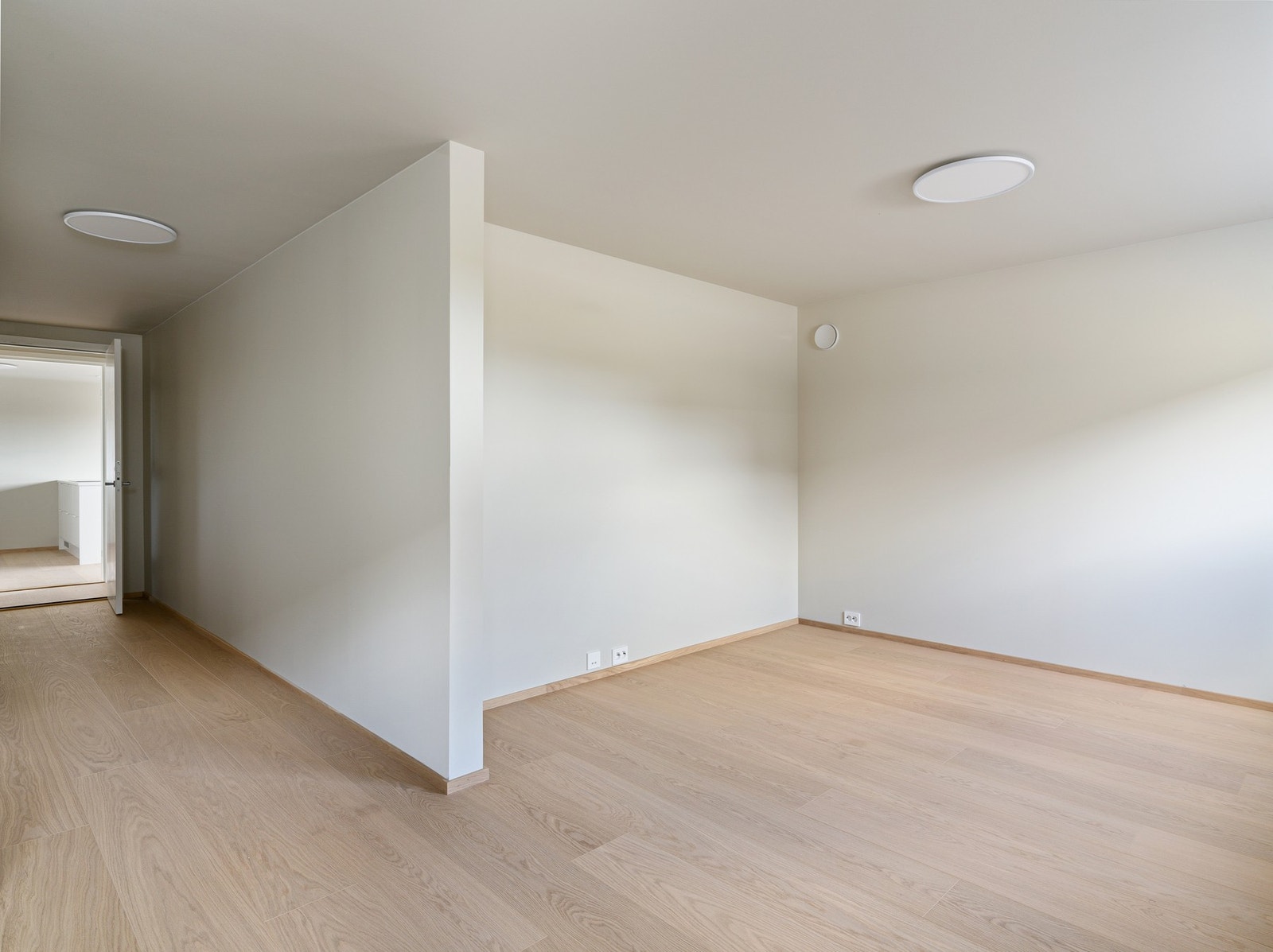 Hybelen har egen utvendig inngang, samtidig som det også er intern adkomst fra hoveddelen av boligen. Galleribilde