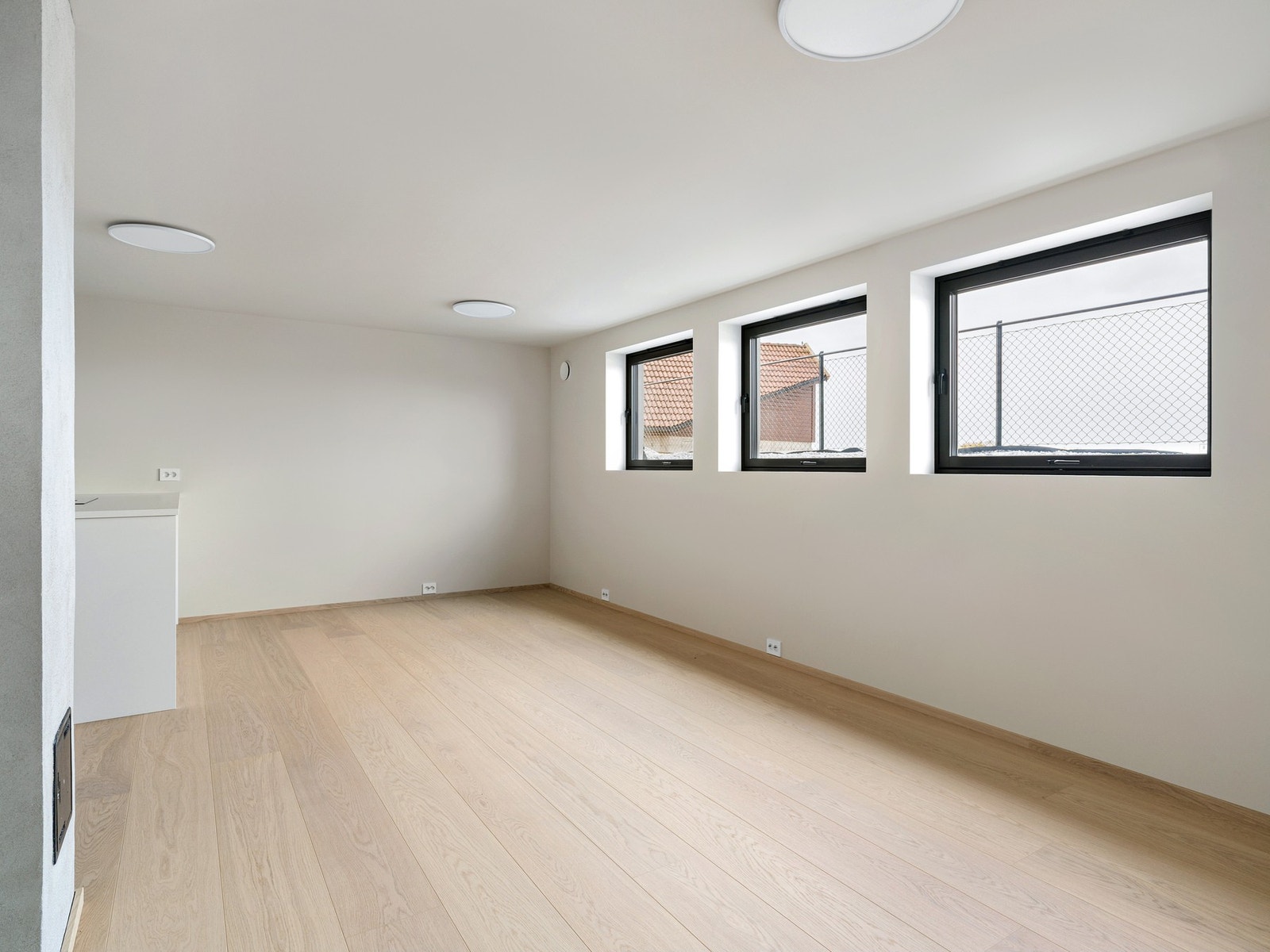 Den åpne løsningen mot spiseområdet skaper en sosial atmosfære, perfekt for både til hverdags og når du har gjester. Galleribilde