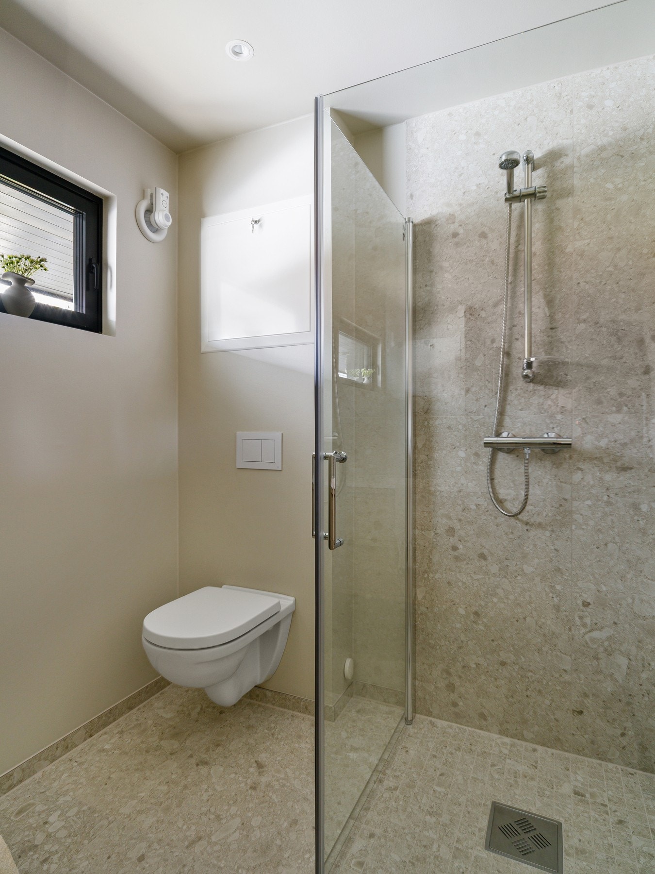 Badet i 1. etasje ble renovert i 2024/2025 og fremstår som moderne og tidsriktig. Galleribilde