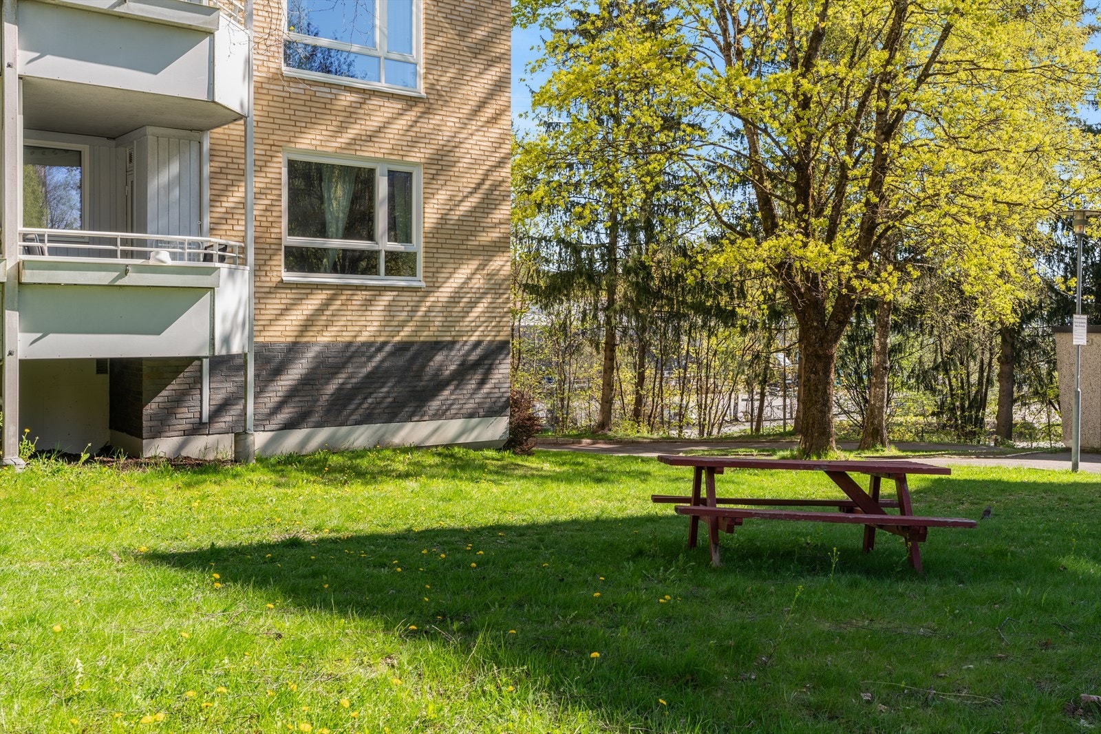 Flotte grøntområder, sitteplasser, turstier og lekeplasser rett i nærheten. Galleribilde