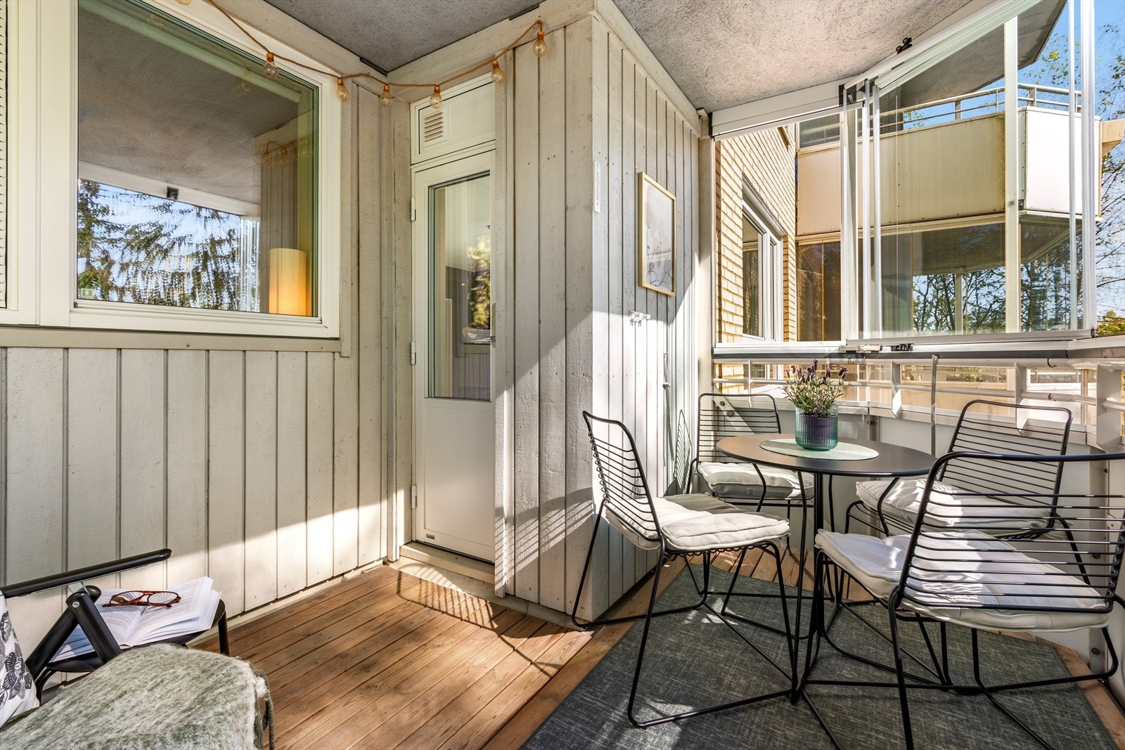 Balkongen har god plass til sittegruppe og grill. Galleribilde