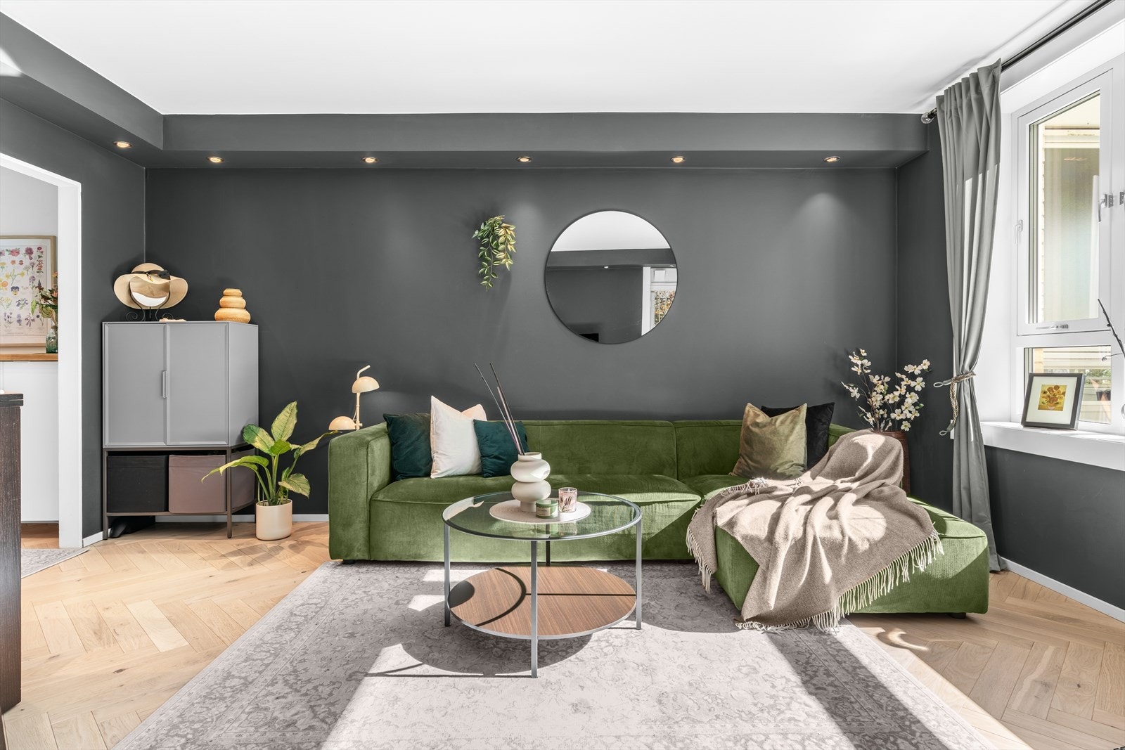 Delikat og innbydende stue med plass til sofagruppe, mediebenk og annet ønskelig møblement. Galleribilde