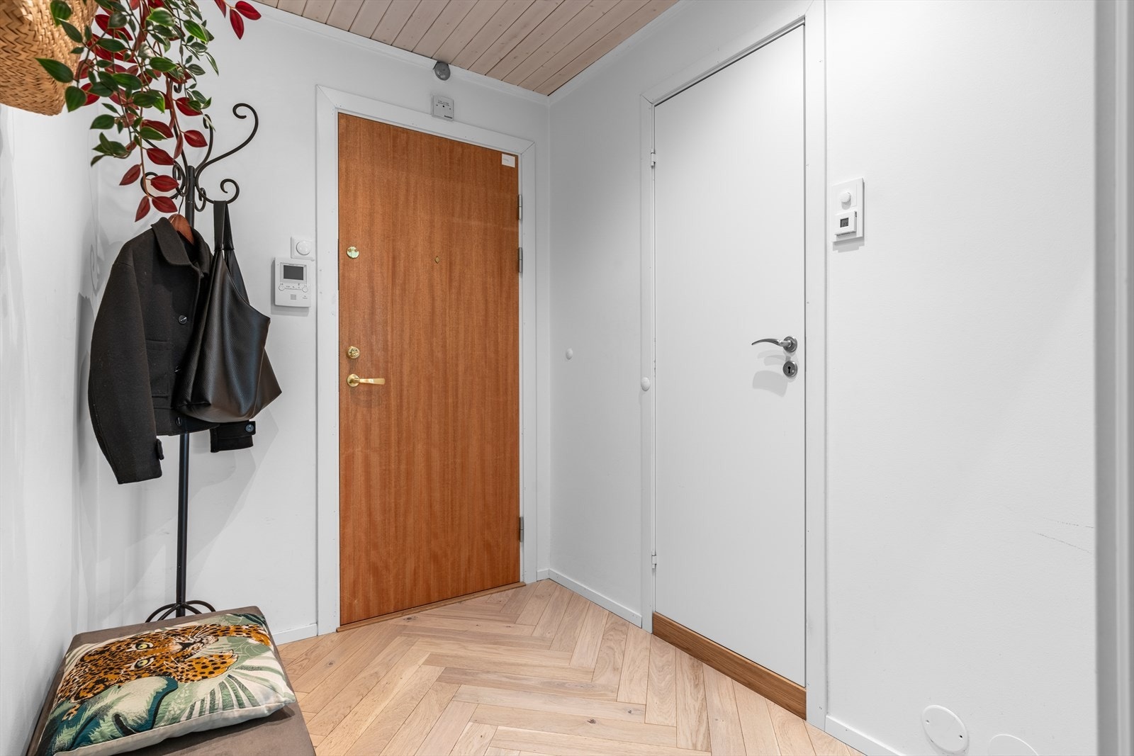Her blir du møtt av en luftig og lys entré med lyse overflater og downlights i himling. Galleribilde