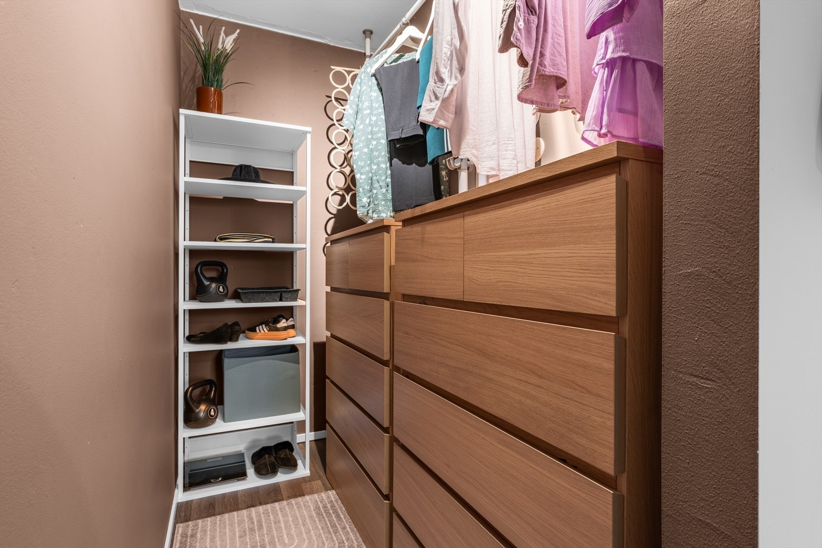 Boden på ca. 3 m² er åpnet opp og innredet som omkledningsrom i senere tid. Galleribilde
