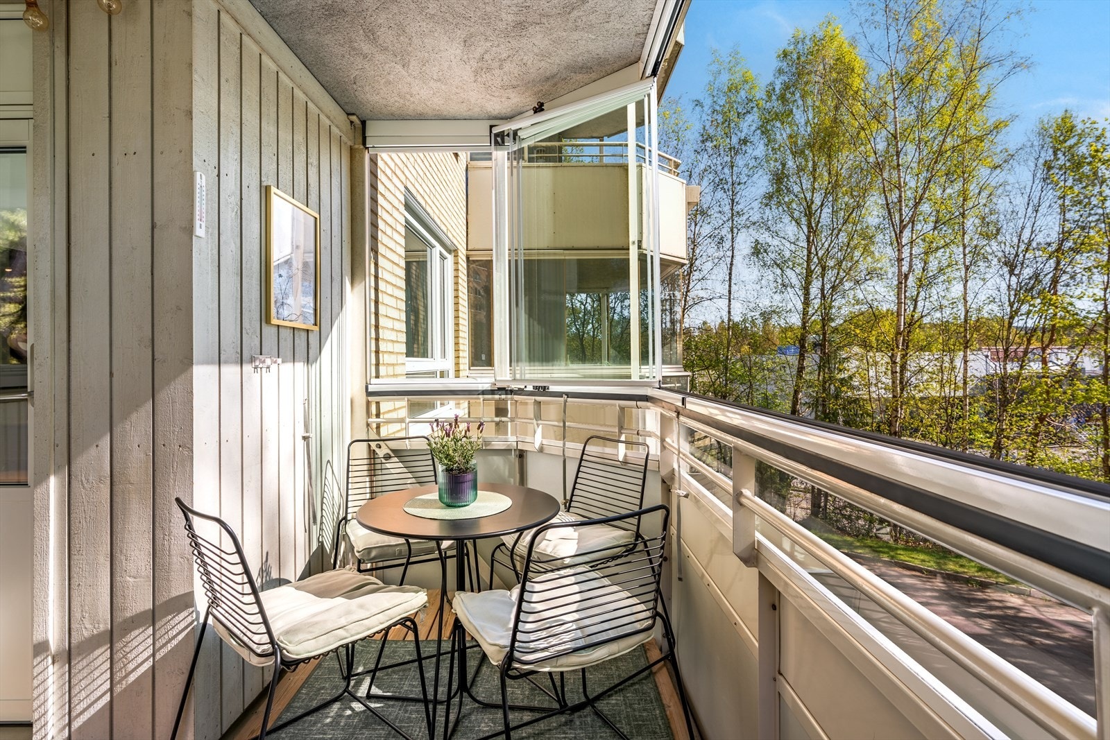 En pen og innflytningsklar leilighet beliggende i en høy 1. etasje med hyggelig utsyn. Galleribilde