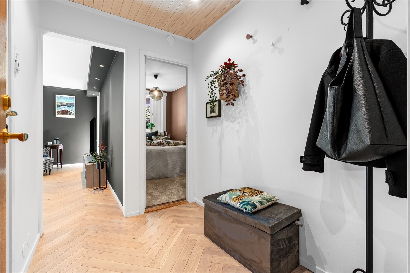 I entréen er det god plass til å henge fra seg jakken og sette fra seg skoene. Galleribilde