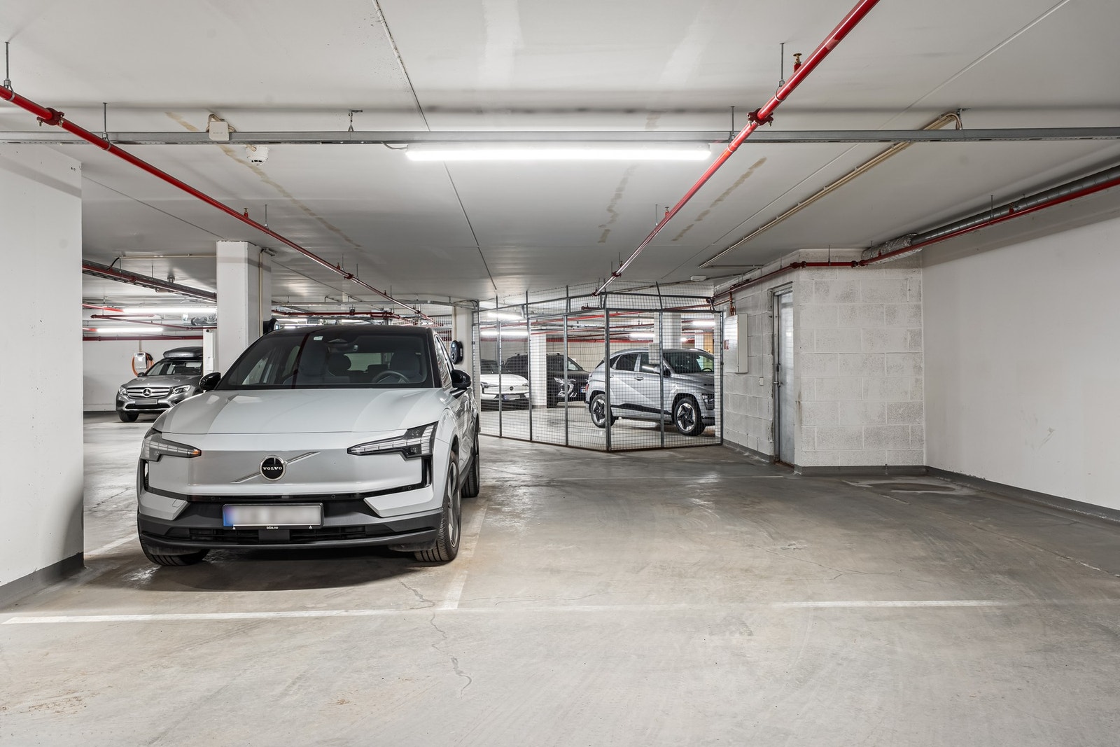 Det følger med to parkeringsplasser med lader. Galleribilde