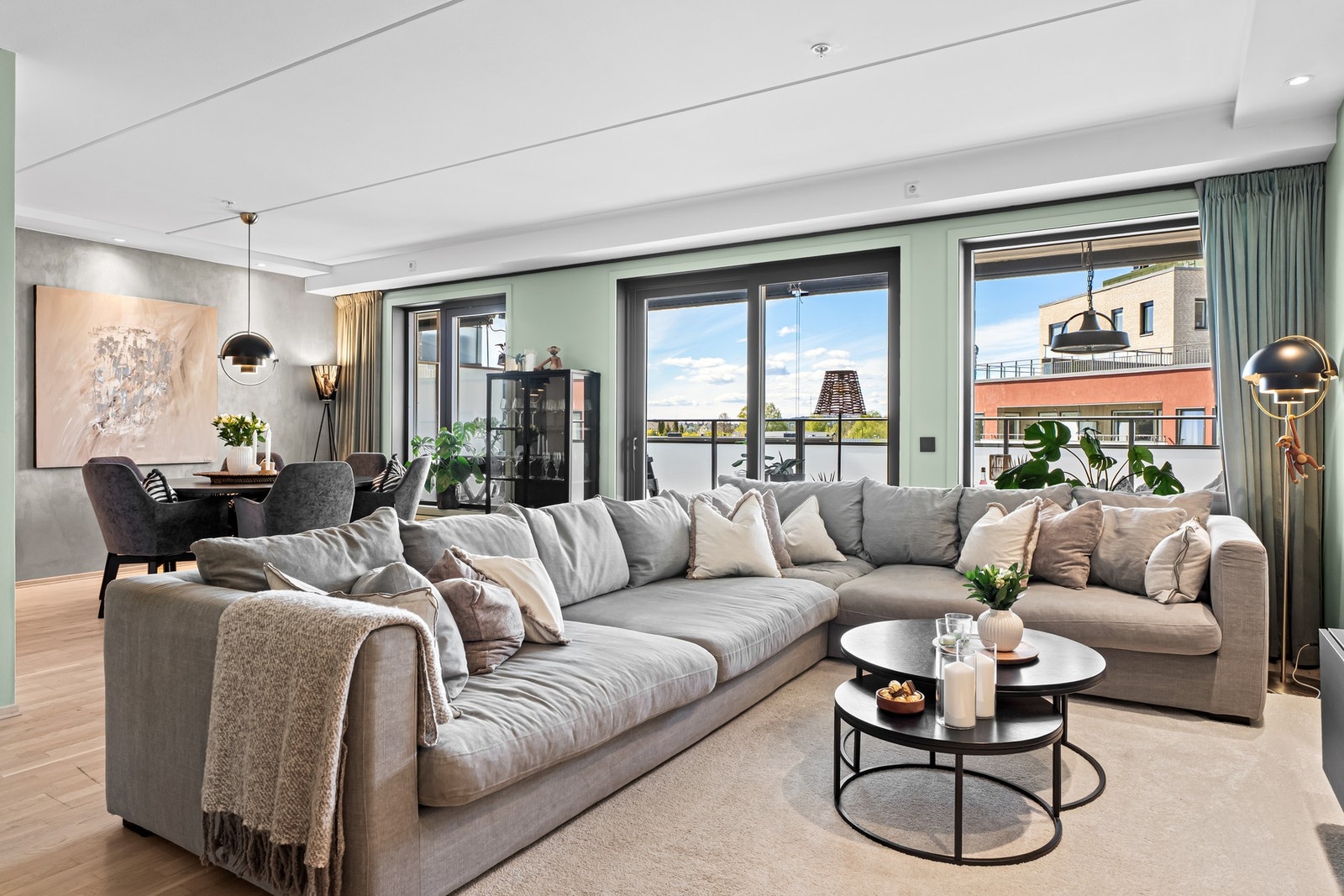 Her er det store vindusflater sørger for godt med naturlig lysinnslipp inn til allrommet og utgang til en av to balkonger med flotte solforhold. Galleribilde