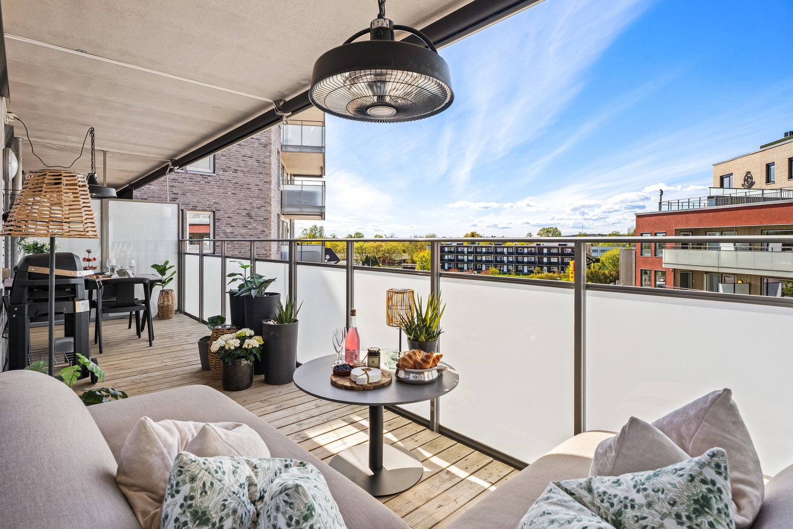 Hovedverandaen fungerer som en herlig utvidelse av stuen, og her ligger alt til rette for å nyte ettermiddags- og kveldssolen i private omgivelser. Galleribilde