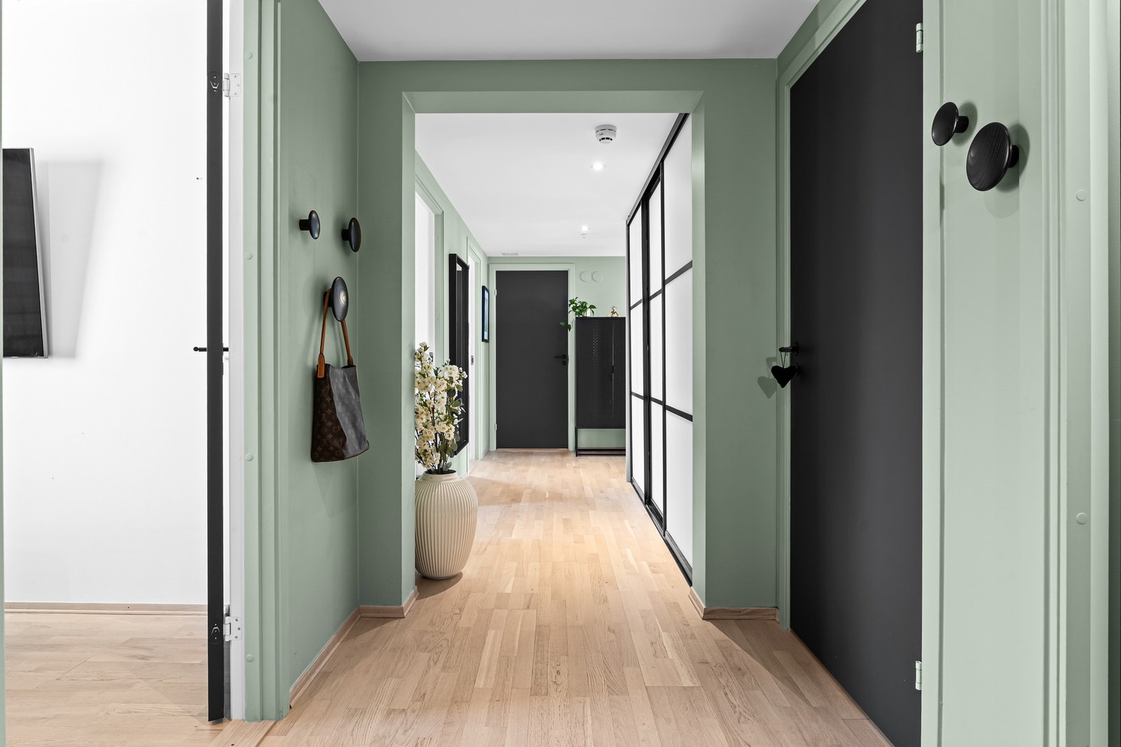 Entreèn er innredet med en stor skyvedørsgarderobe, med god plass til å henge fra seg yttertøy. Galleribilde