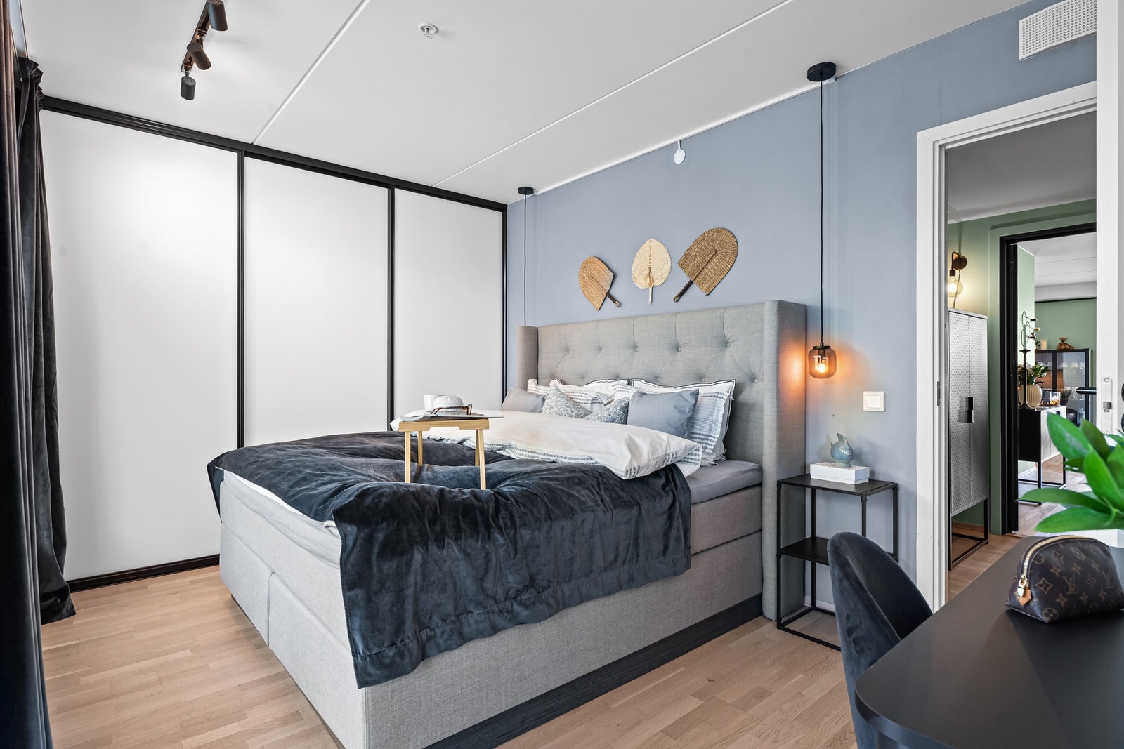 Hovedsoverommet har god plass til dobbeltseng med tilhørende møblement. Gode lagringsmuligheter i en stor skyvedørsgarderobe. Galleribilde