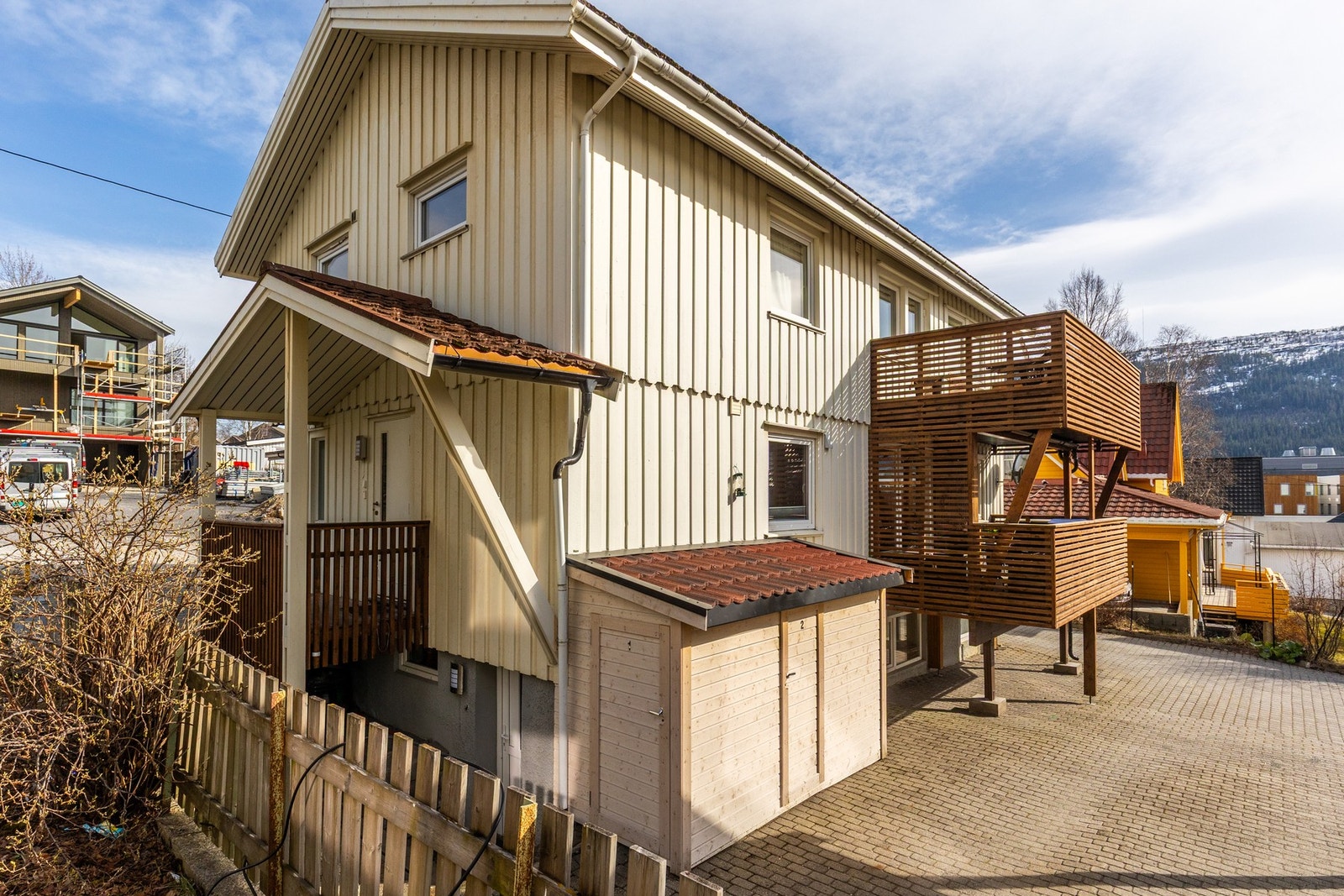 Leiligheten ligger i 1.etasje. Parkering på uspesifisert oppstillingsplass. Galleribilde