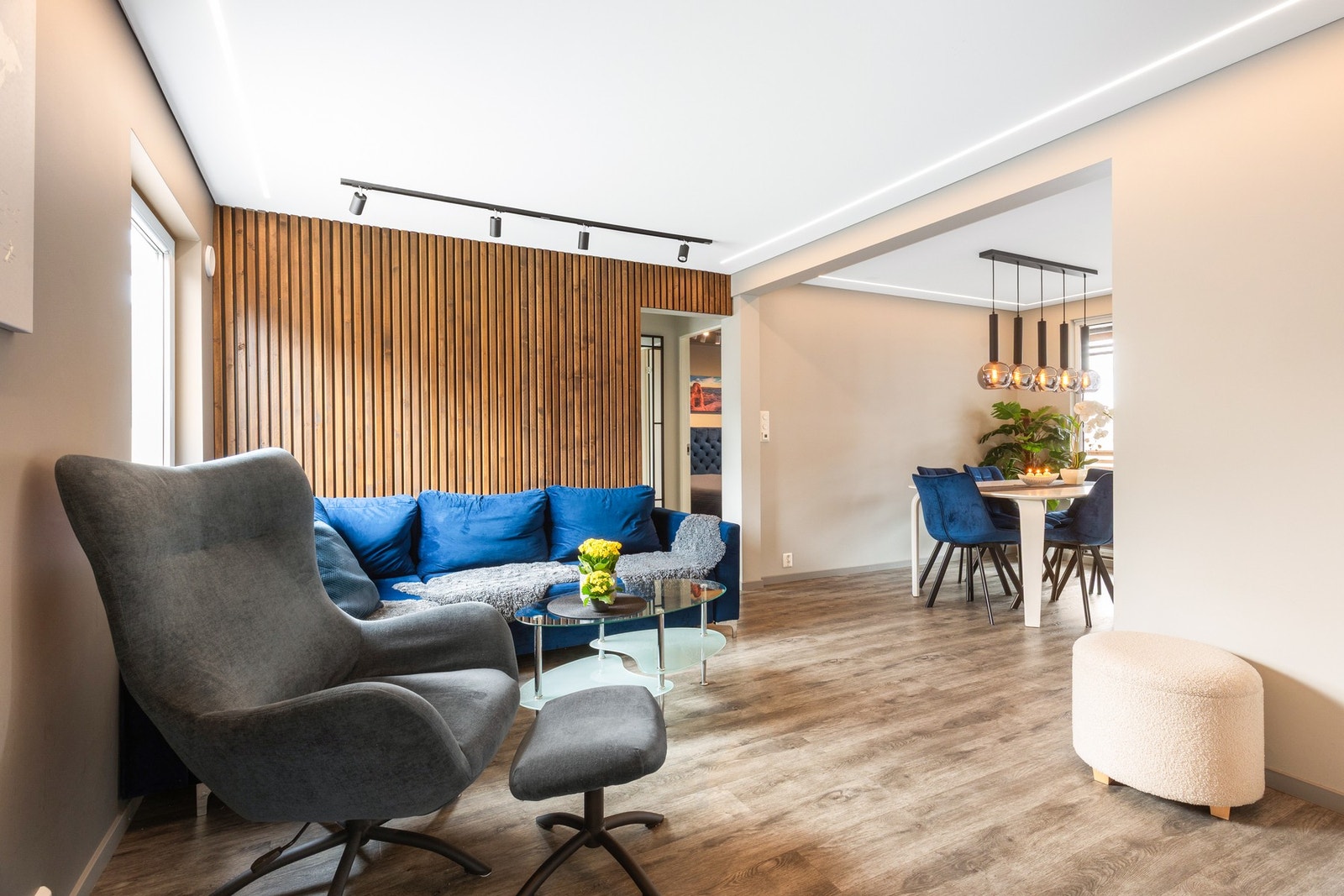 Boligen har gjennomgått oppgraderinger/renovering i perioden 2021-2022, og har god standard. Lyse moderne flater i alle rom. Galleribilde