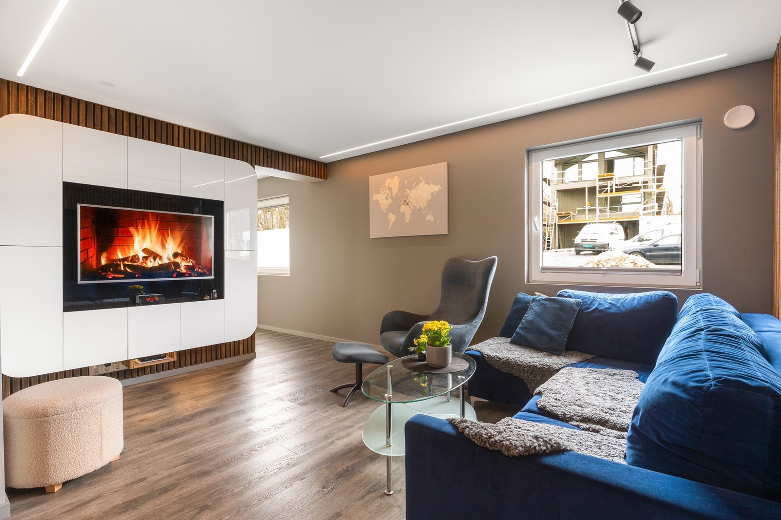 Stuen er romslig med en moderne TV/media vegg Galleribilde