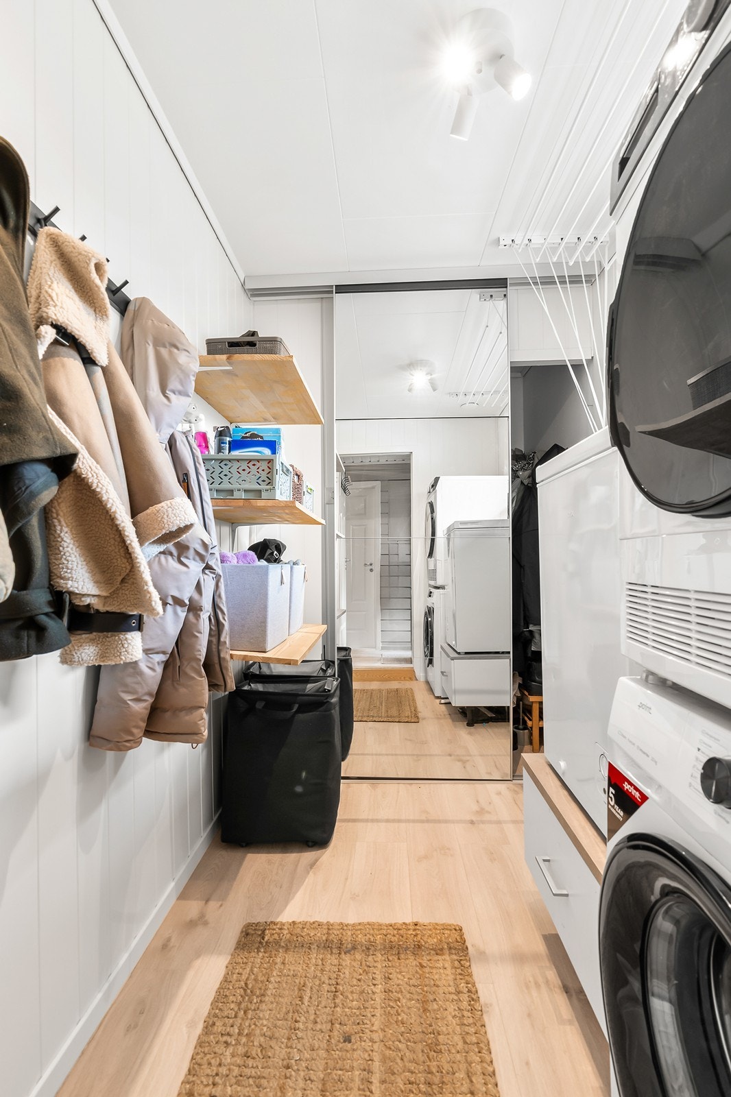 I tillegg er det et eget vaskerom med videre adkomst til stor garderobe. Galleribilde