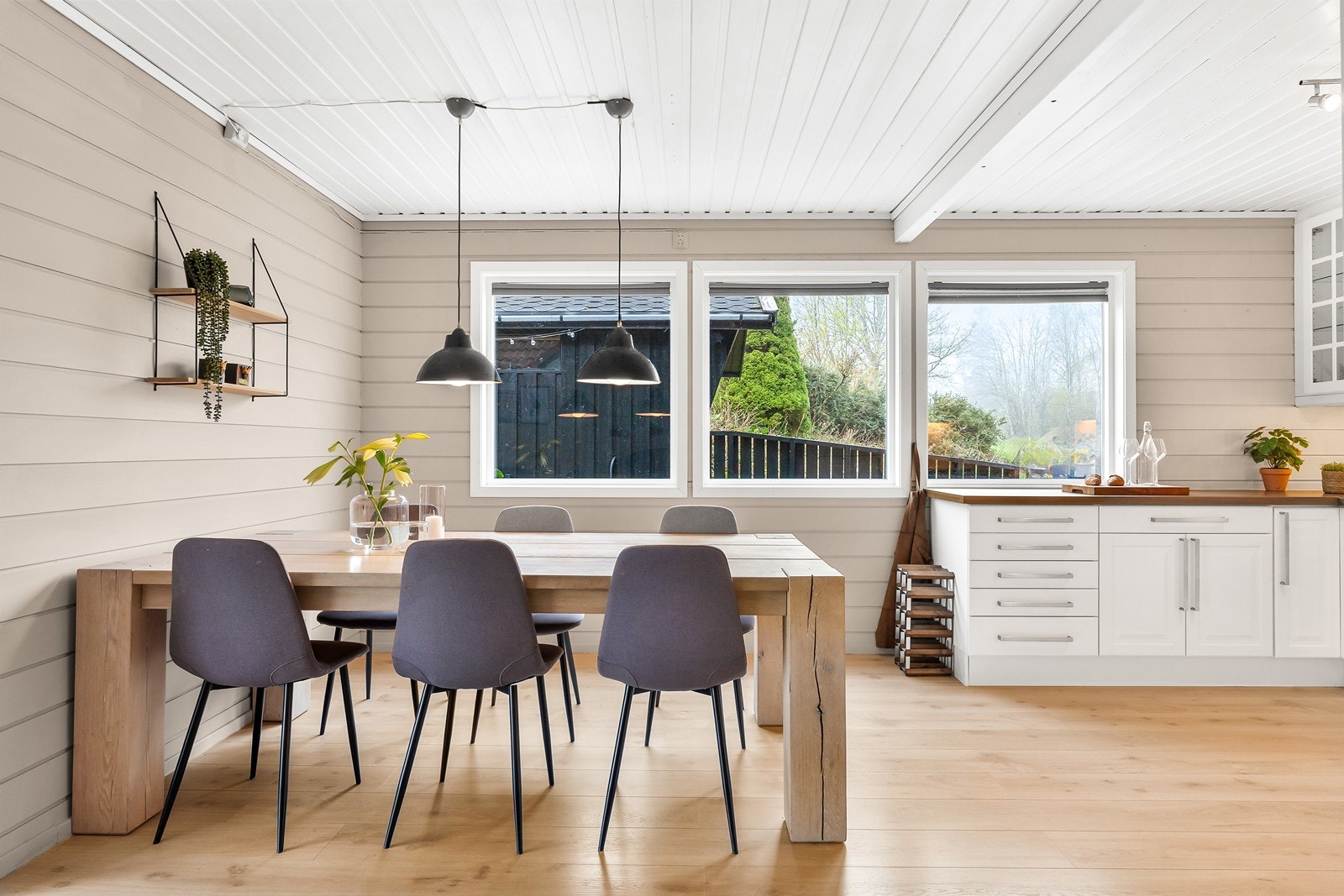 God plass til stort spisebord hvor hele familien kan samles til et bedre måltid. Galleribilde
