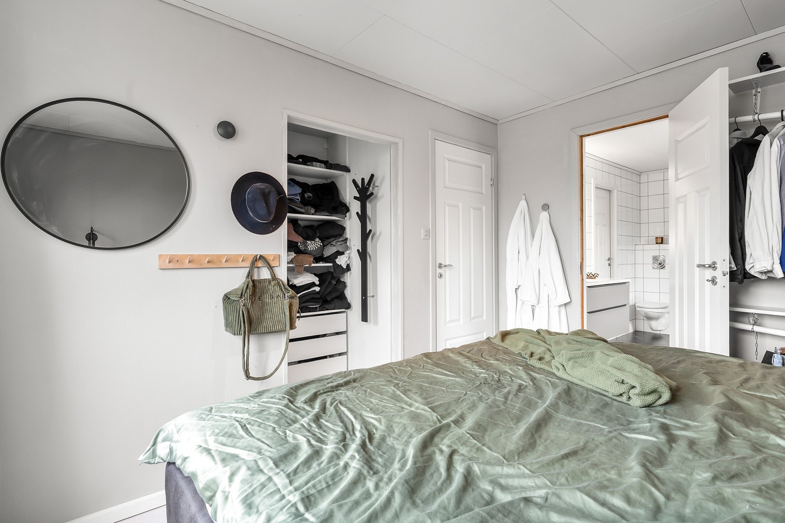 Fra soverommet er det direkte adkomst til badet. Galleribilde